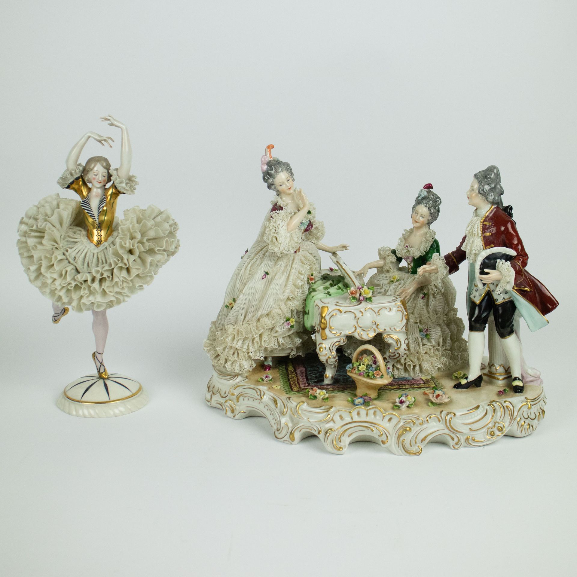 A collection of 2 German Volkstedt Dresden lace porcelain 
底部标明的芭蕾舞演员。瓷器组的钢琴手，底部&hellip;