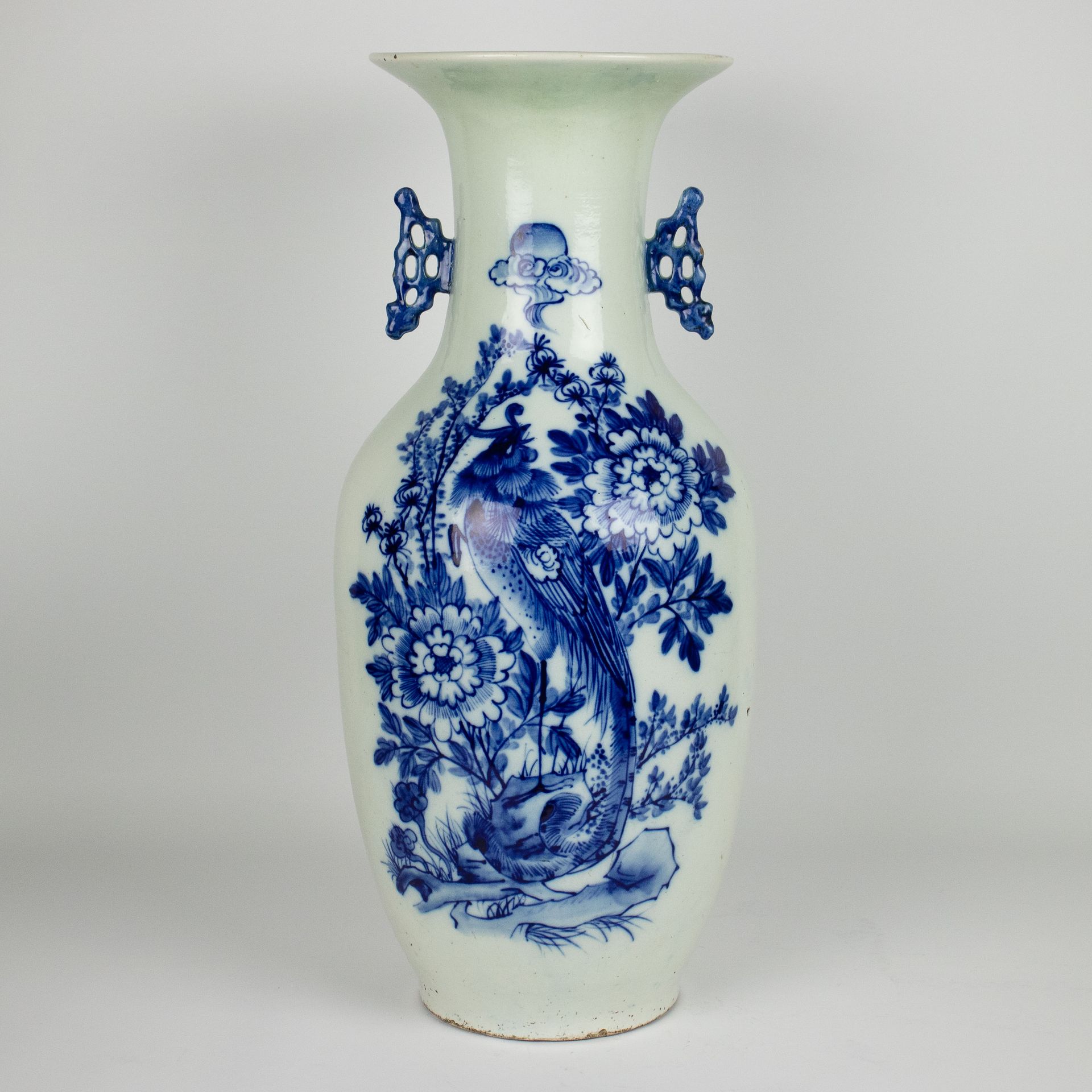 A Chinese celadon vase Republic 饰以鸟类。中国青花瓷瓦罐上的鸟类装饰。共和国时期。
高58.5厘米