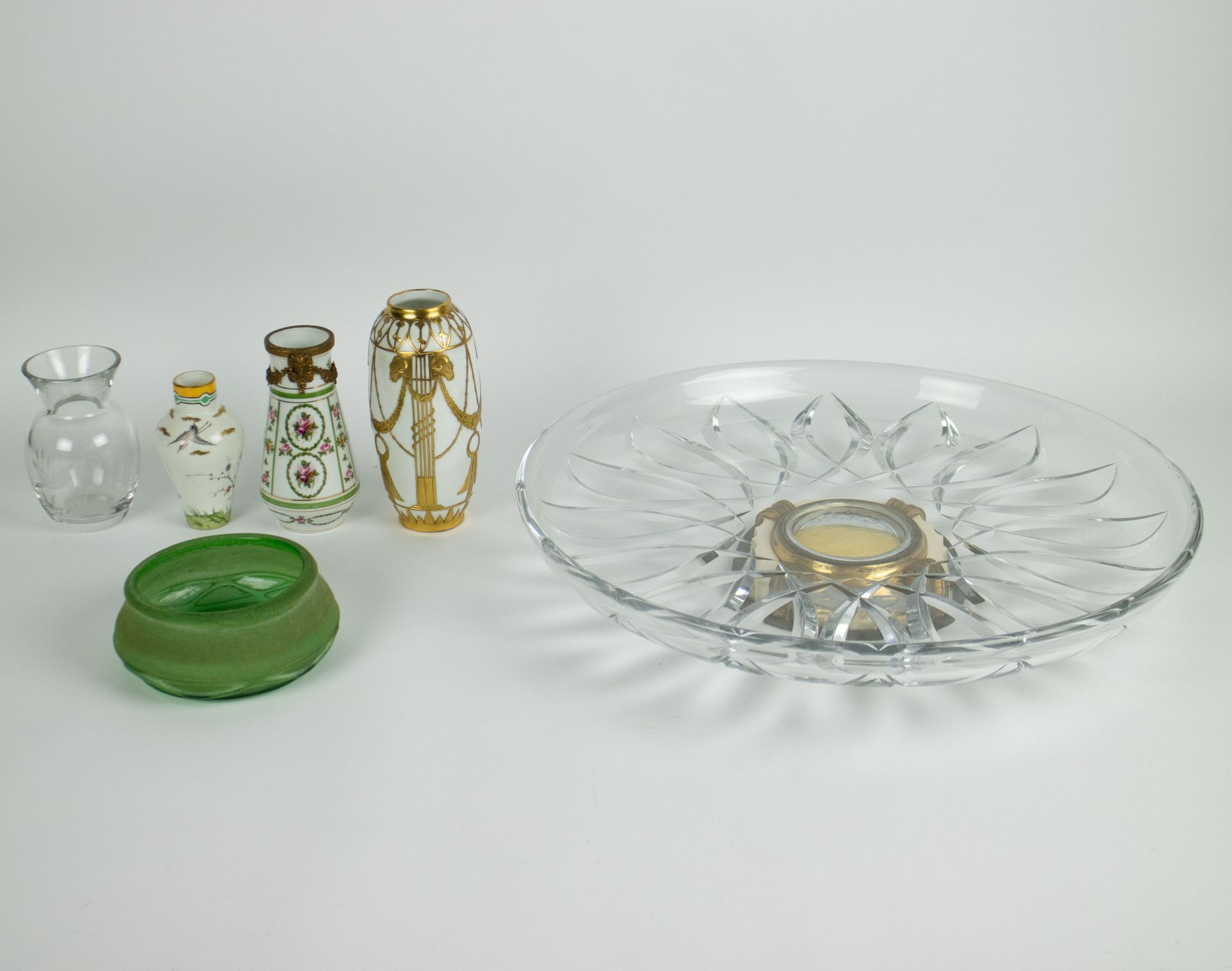 A collection of glassware and porcelain A. O. Limoges, vases Versailles, un plat&hellip;