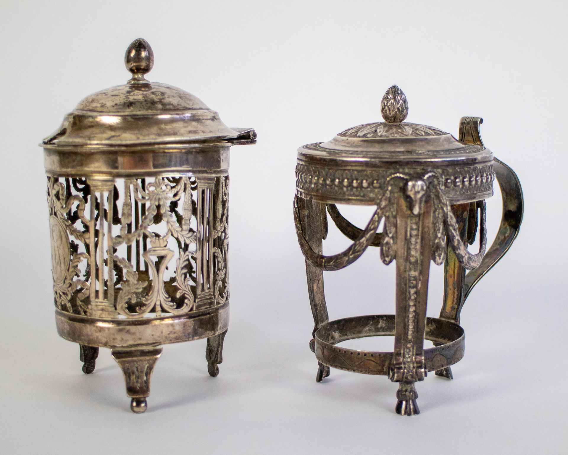2 silver mustard jars 无玻璃，其中一个日期为1792年。一批2个不含玻璃的罐子。
高10-11厘米。