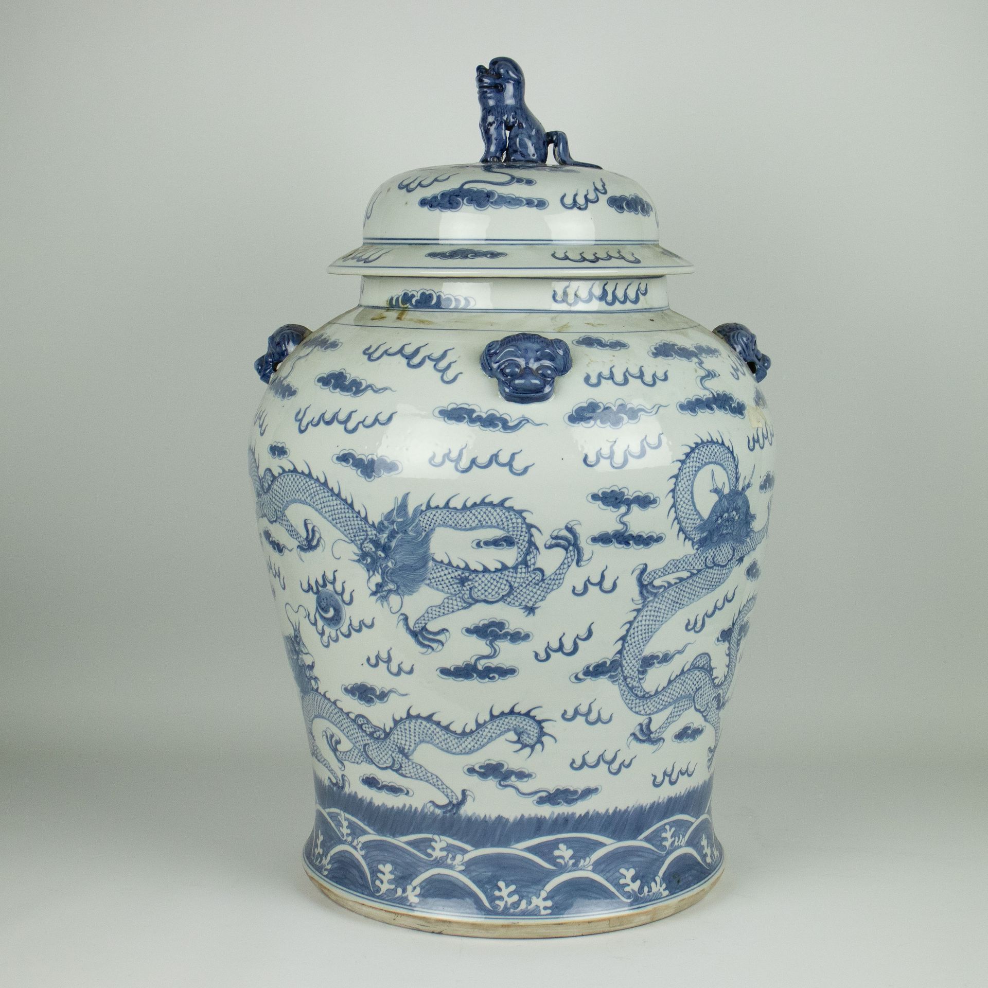 A lidded Chinese vase blue white 有福狗和龙的装饰。蓝色诙谐的中式沙发。
，高68厘米。