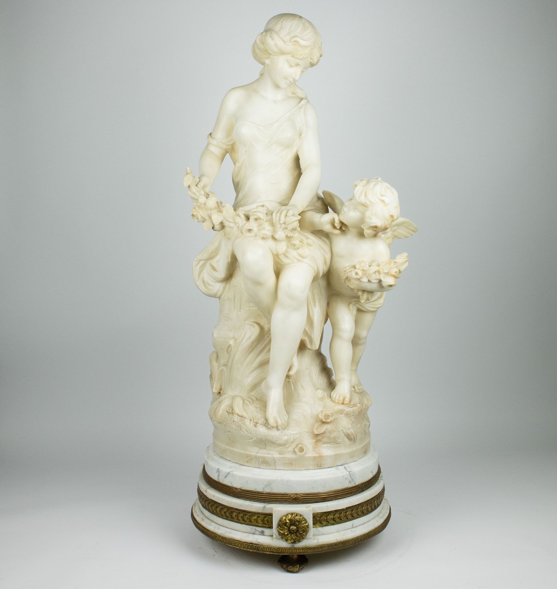 HiPPOlyTE FRaNÇOis MOREau (1832-1927) Une sculpture en marbre sur un socle en ma&hellip;
