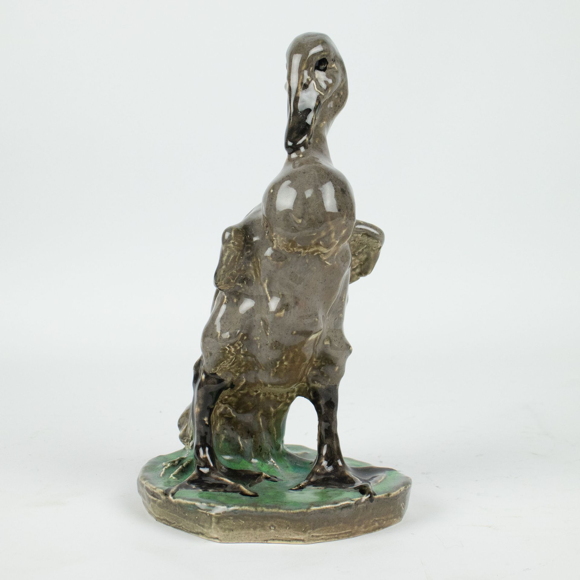 Domien INGELS (1881-1946) Sculpture en céramique d'un canard. Avec monogramme. K&hellip;