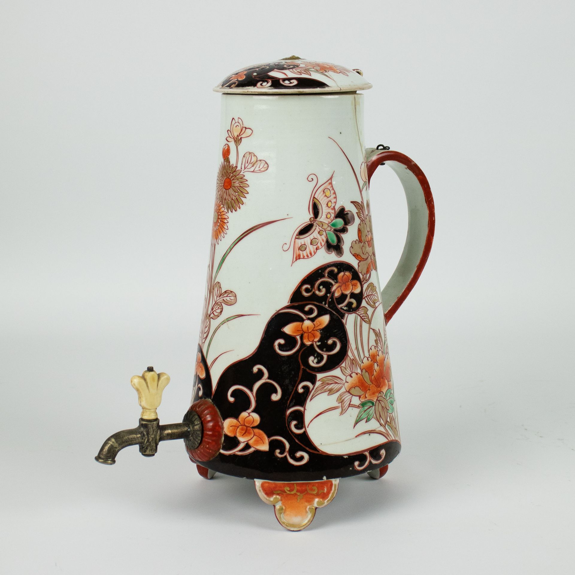 A 18th century Imari jug Avec une valve en ivoire. 19e eeuwse Imari kan met een &hellip;