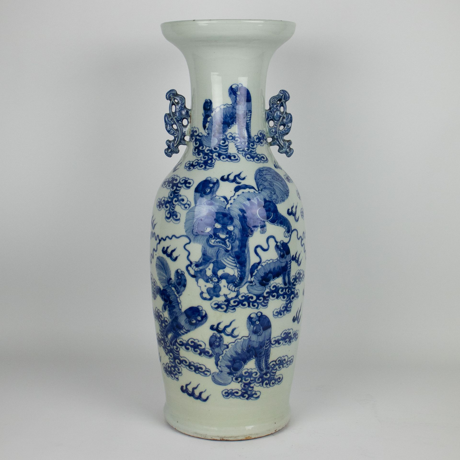 A Chinese celadon vase end 19th century 饰有狗和幼崽。
，高60厘米，是19世纪初的中国青花瓷瓶。