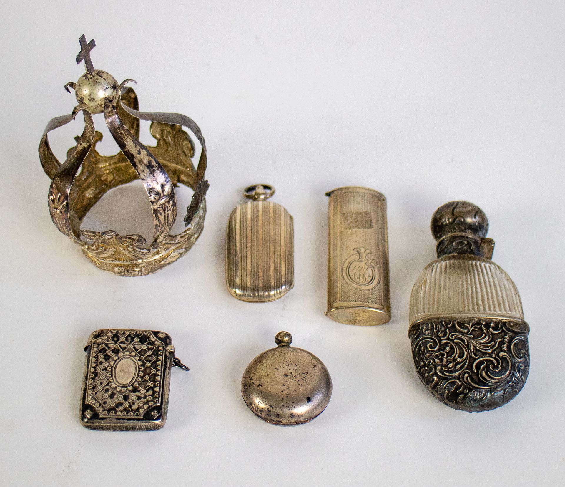 A collection of silver collectibles 一个皇冠，一个利口酒瓶，一个火柴盒和硬币盒。一批零碎的物品。 
 ，高4-10厘米。