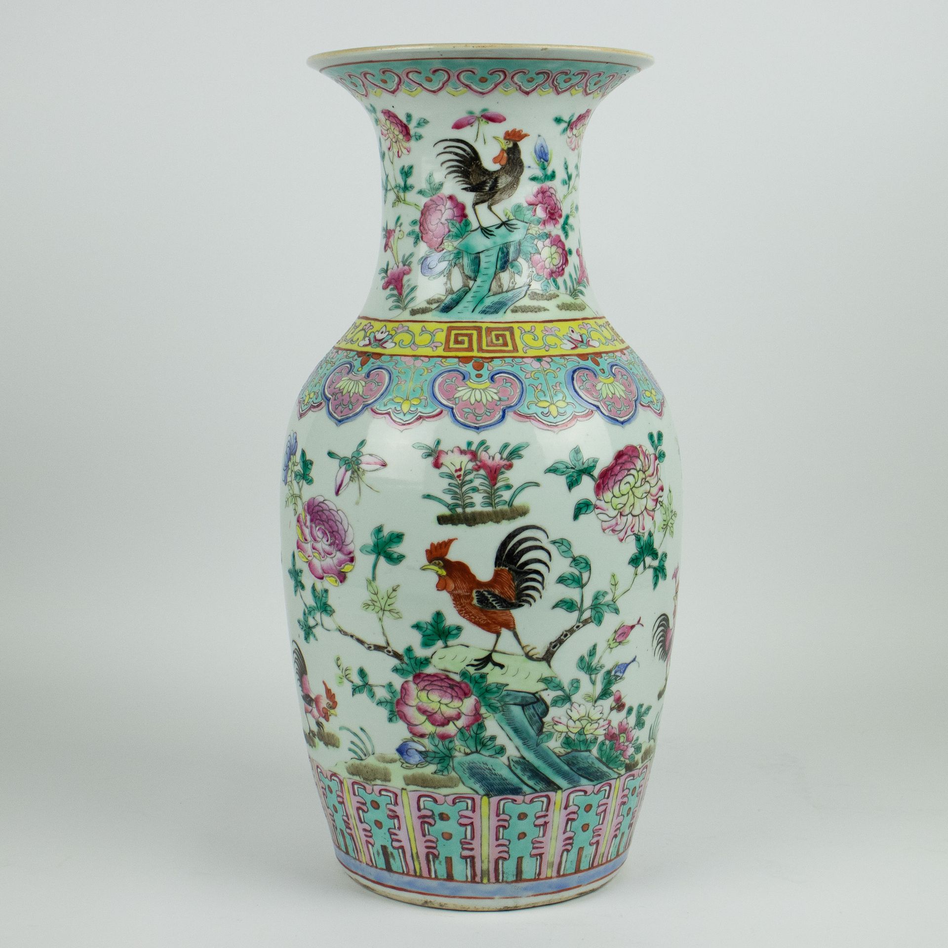 A Chinese vase famille rose 19th century 装饰有公鸡和鲜花。
，高44.5，是19世纪中国的玫瑰花瓶。