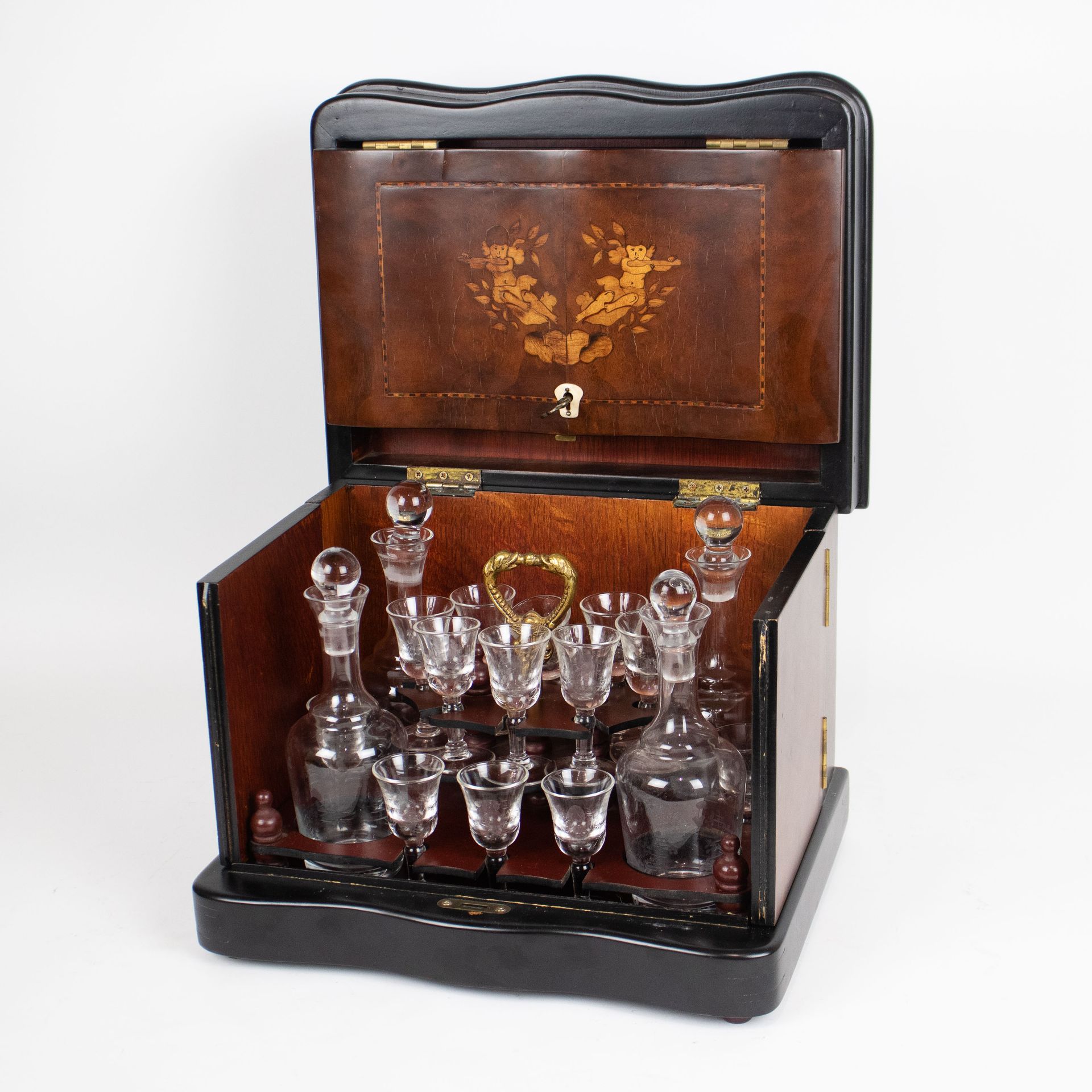 Liqueur case with marquetry, end 19th century Licorera con caja de cartón, del a&hellip;