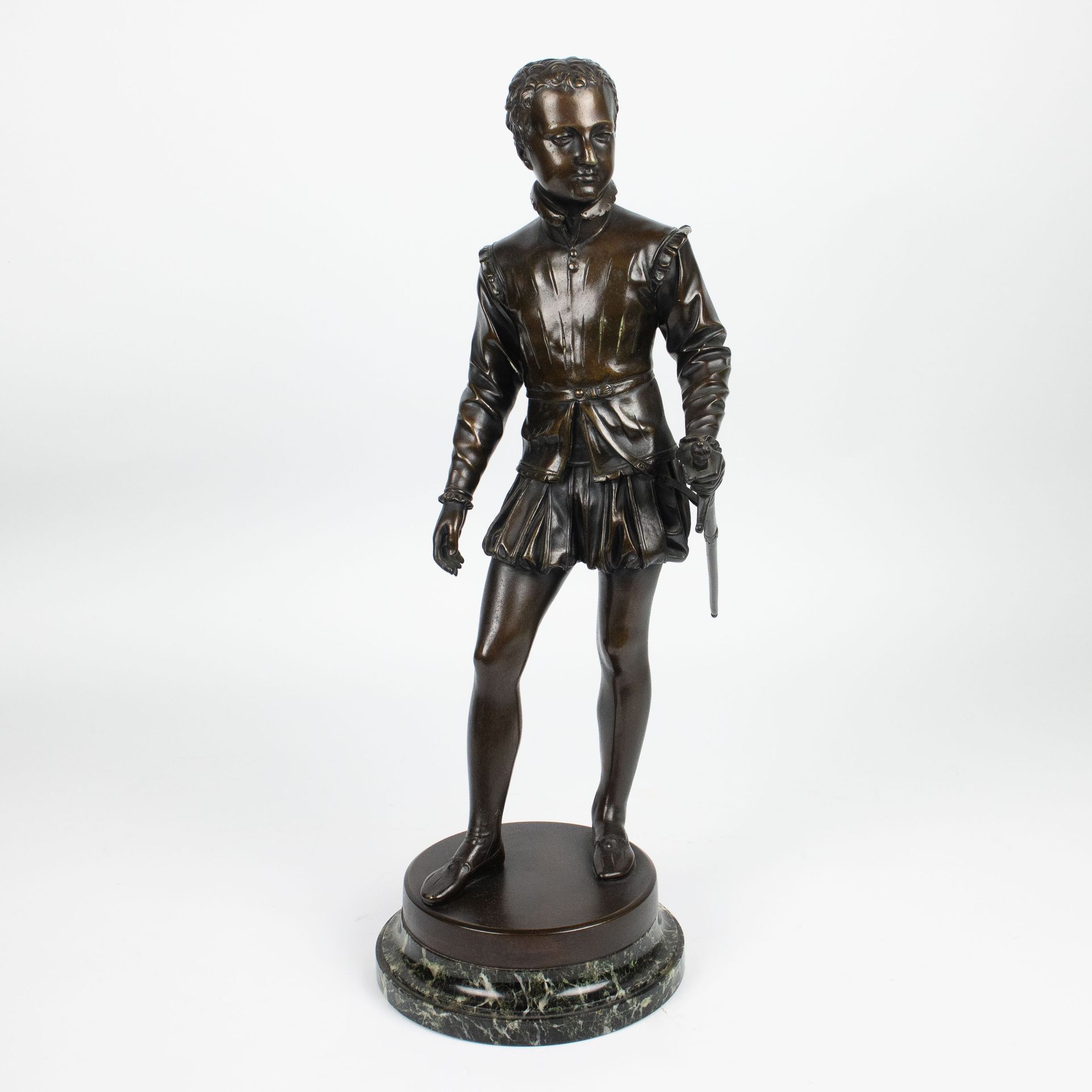 A bronze sculpture of a young Henri V Sculpture en bronze sur un socle en marbre&hellip;