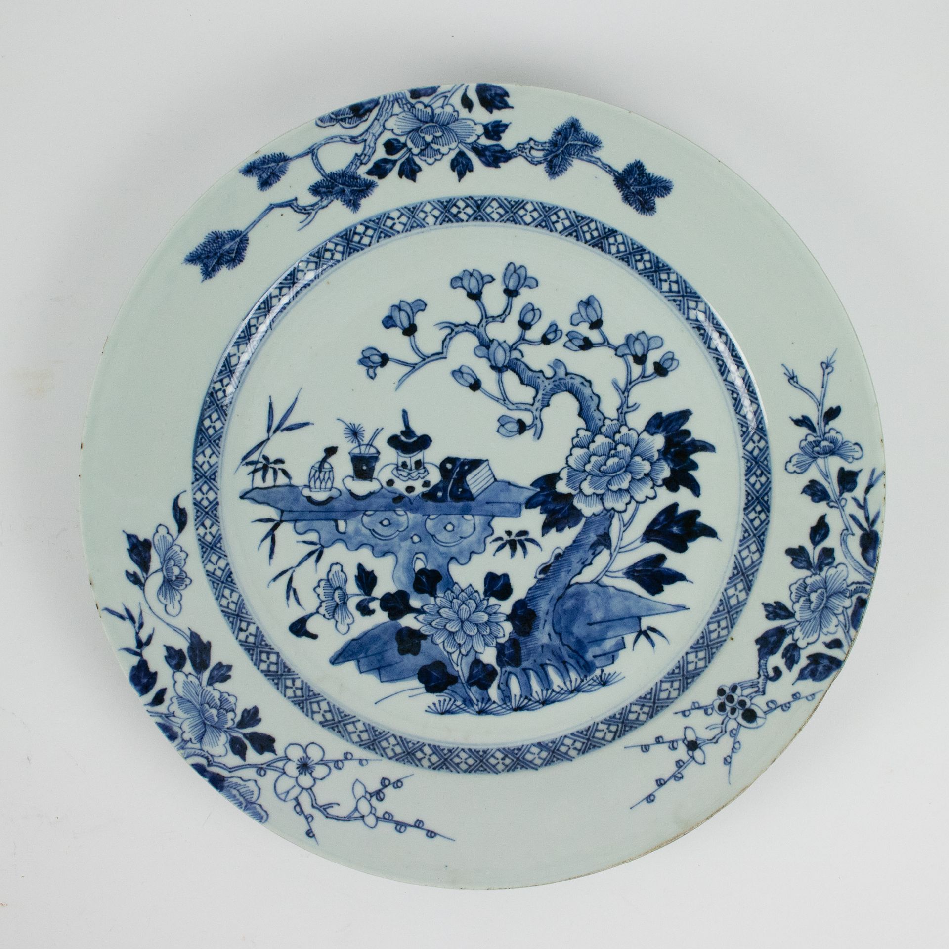 A large blue and white Chinese serving dish, Qianlong Un grand plateau de servic&hellip;