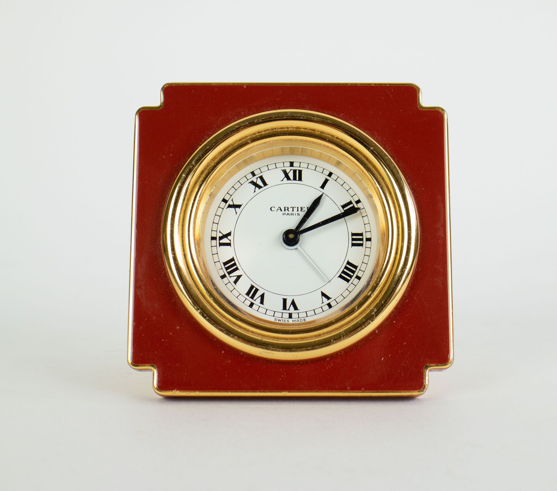 Travel clock Cartier Paris Swiss made und nummeriert.
H 7,5 cm