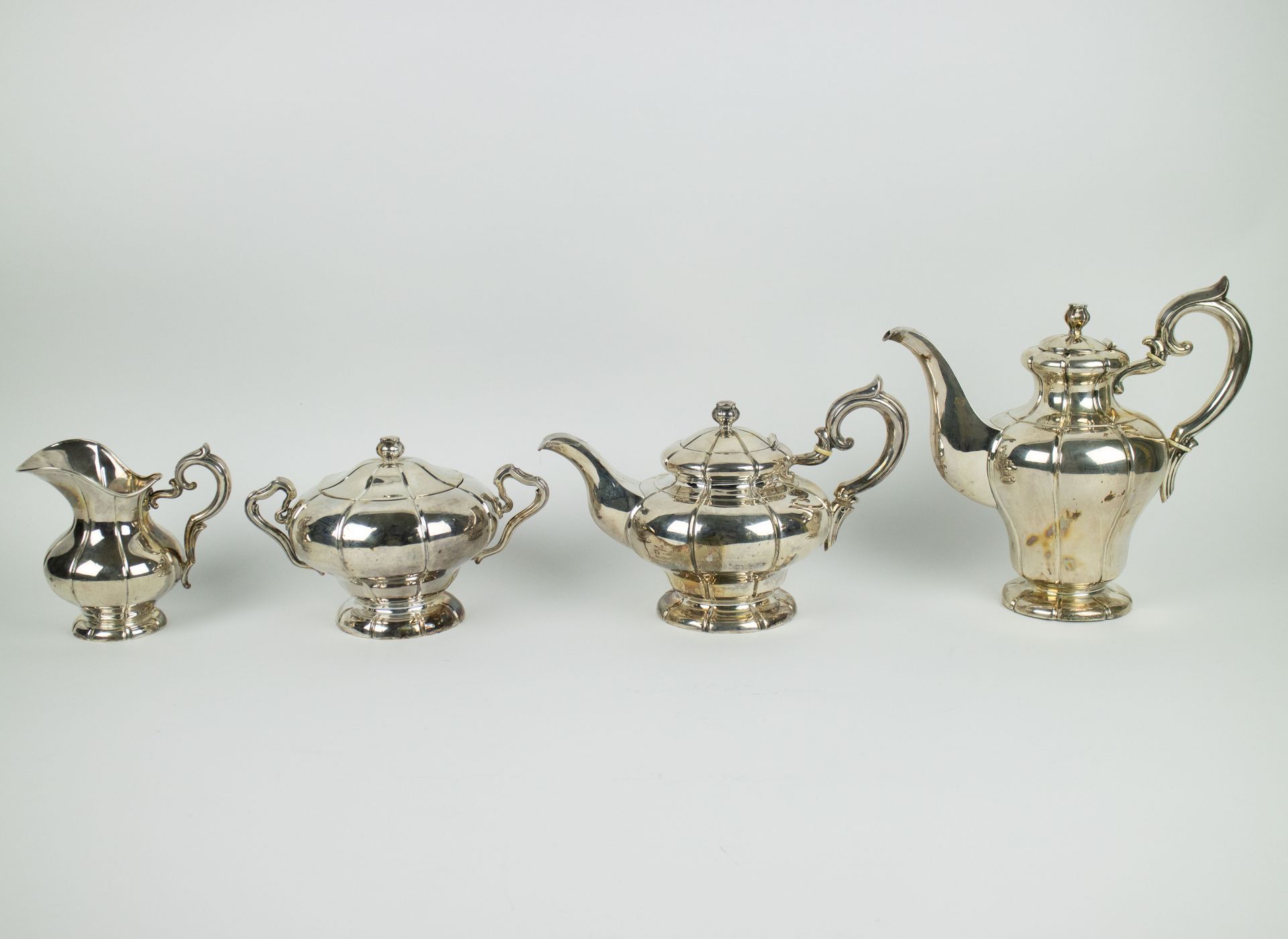 Silver coffee and tea set silber 800, 1680 gram.Zilveren koffie en theeset.Zilve&hellip;