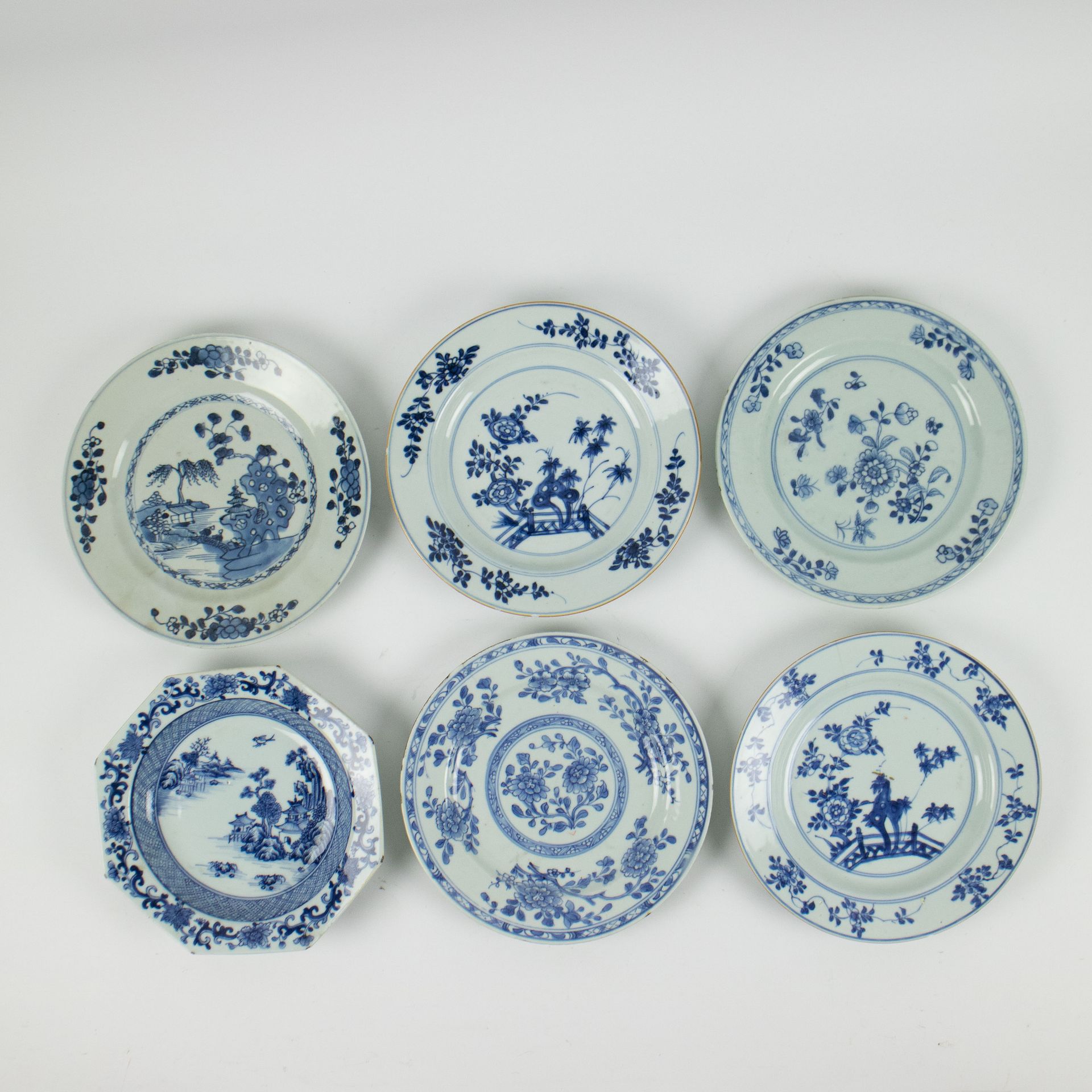 6 blue and white Chinese porcelain plates, Qianlong 
直径21-22.5厘米，6个蓝色的中国边框，乾隆。