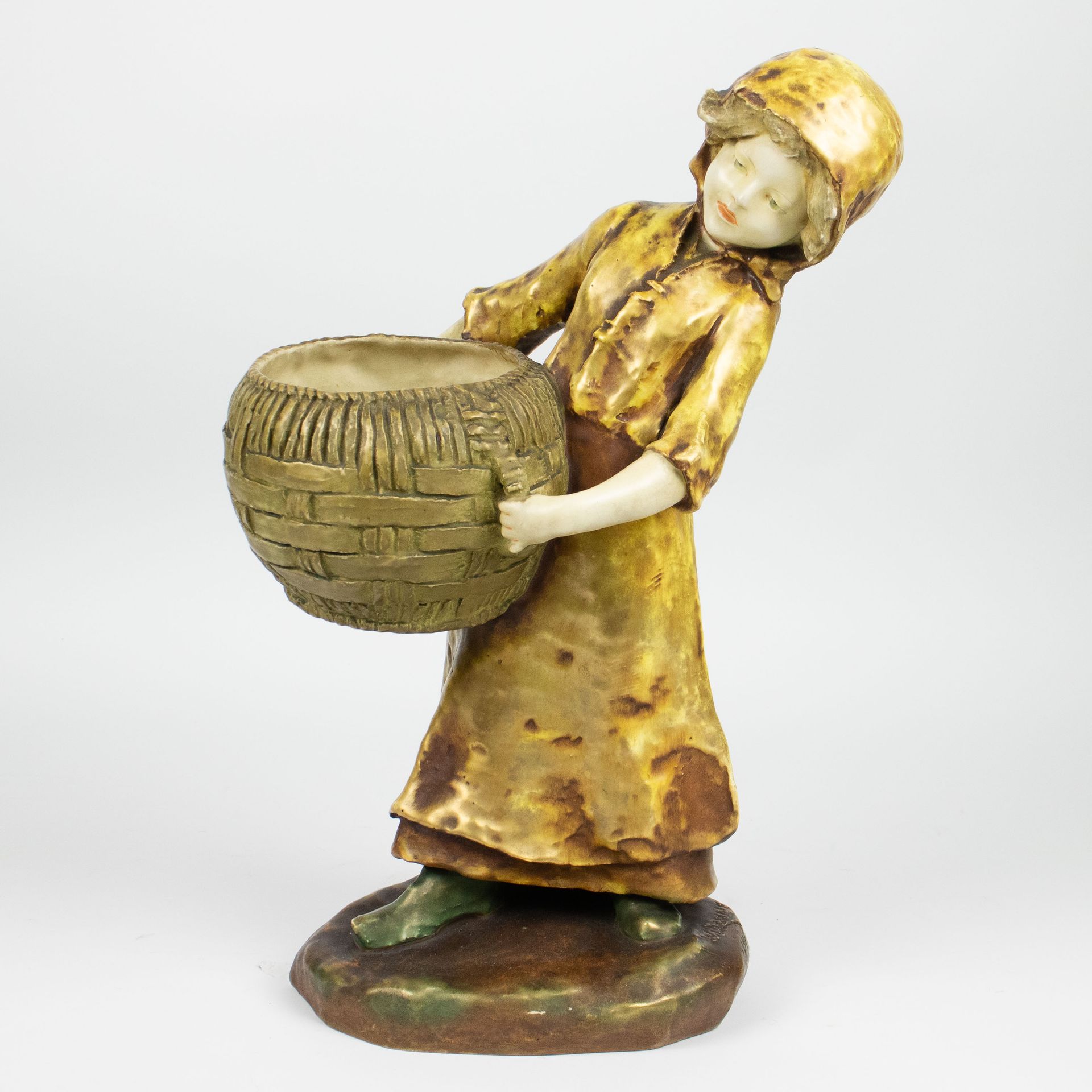 W. LACHNER (XIX-XX) Statue d'amphore Jeune fille avec un panier en osier, signée&hellip;