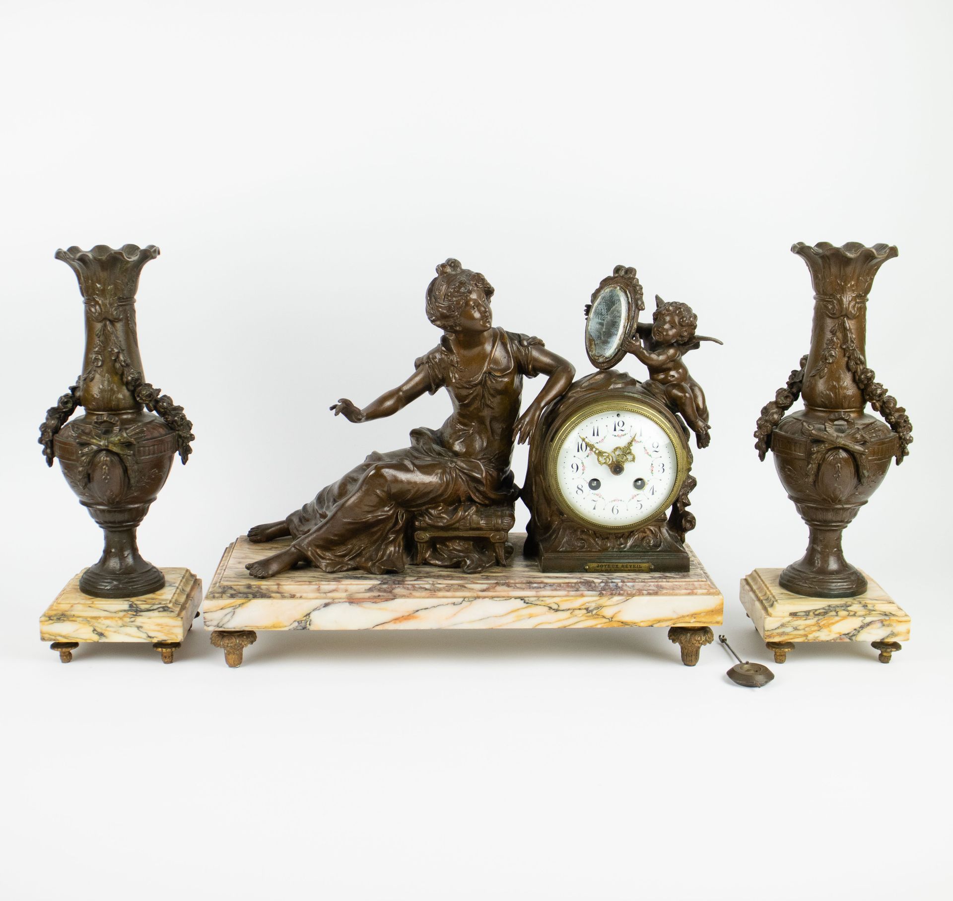 3 piece clock in art bronze on marble base Decor Jeune femme avec putto sur base&hellip;