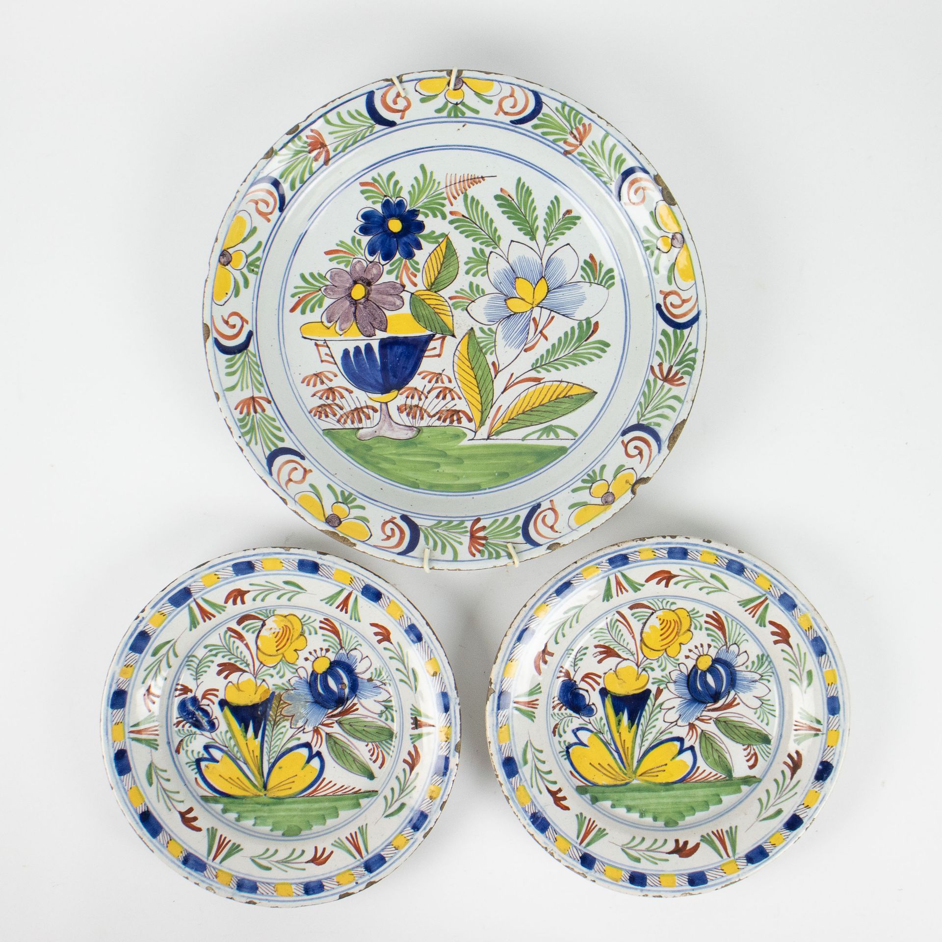 3 Delft polychrome plates, 18th century 3 Delftse polychrome borden, 18e eeuw.
D&hellip;