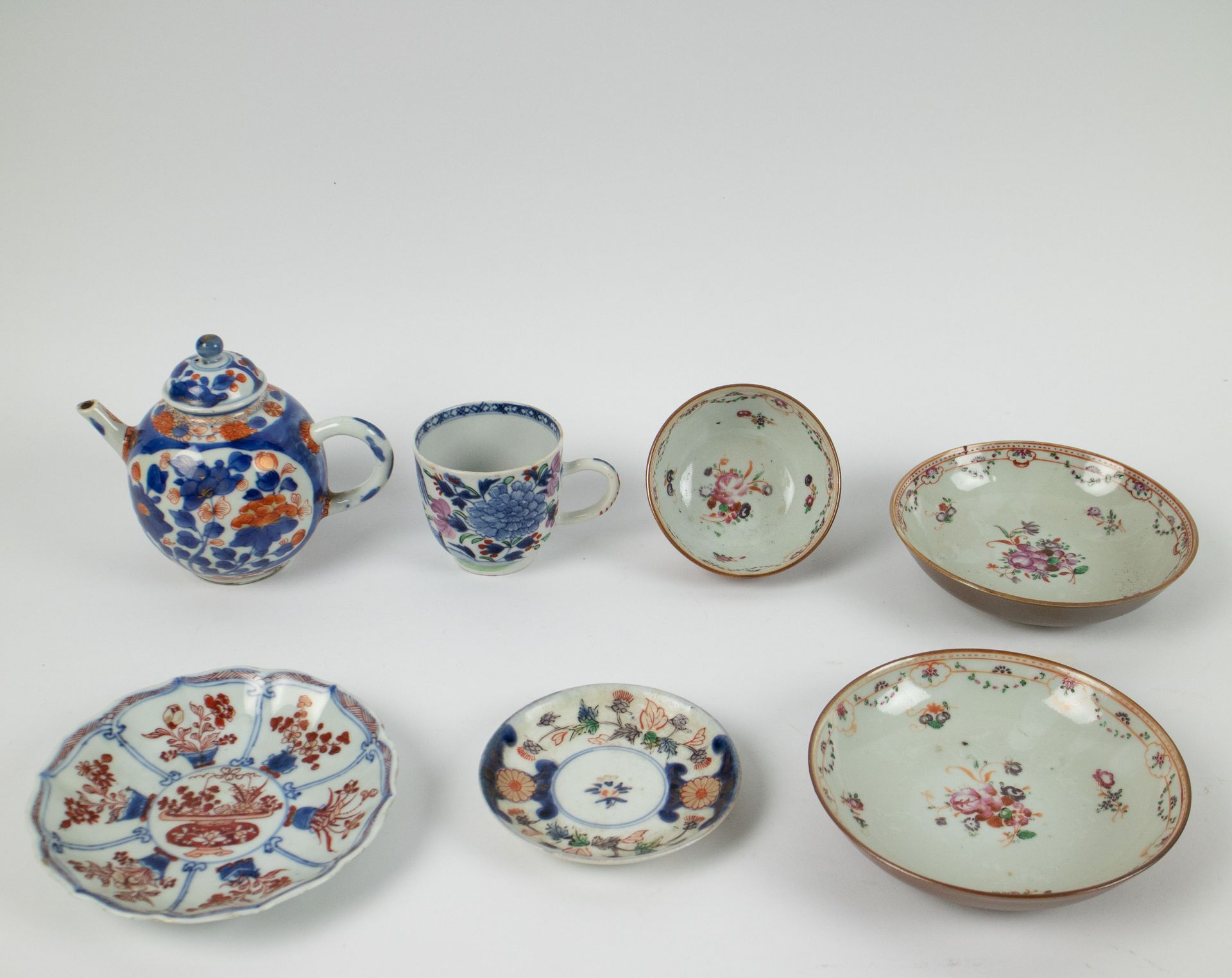 A collection of Chinese en Japanese porcelain Una tetera china Imari con decorac&hellip;