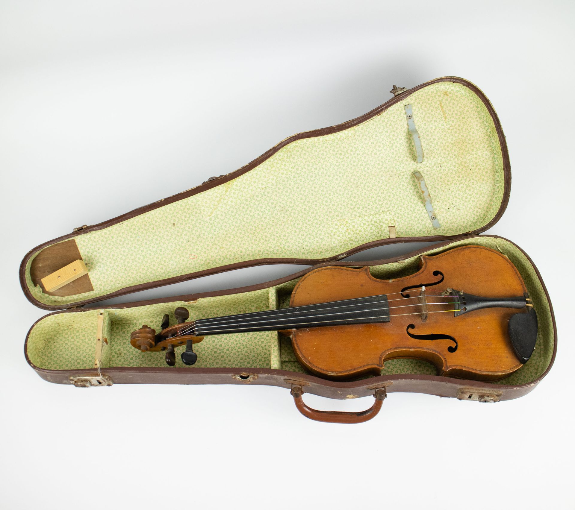 Violin 4/4 with case Viool 4/4 met kist. 
 L 59 cm