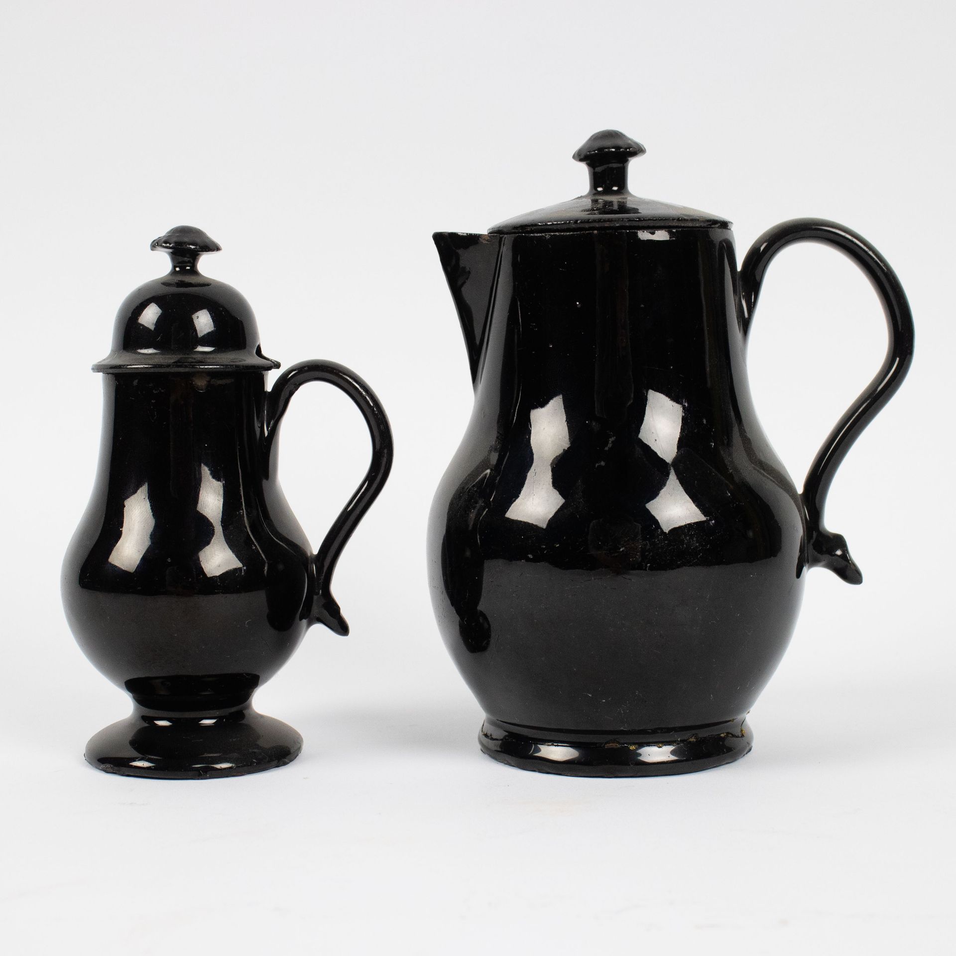 Black pottery Namur 18th century Naams zwart aardewerk, 18e eeuw.
H 13 - 15 cm