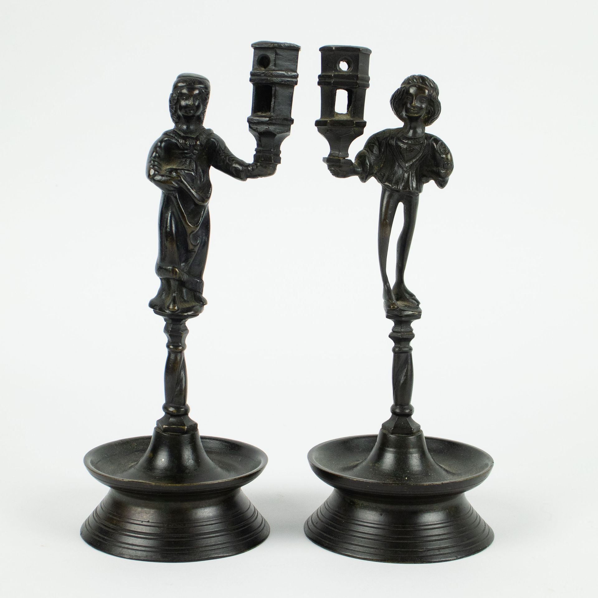 Pair of bronze candlesticks Gothic style Portabandiera Koppel in Gotische stijl.&hellip;