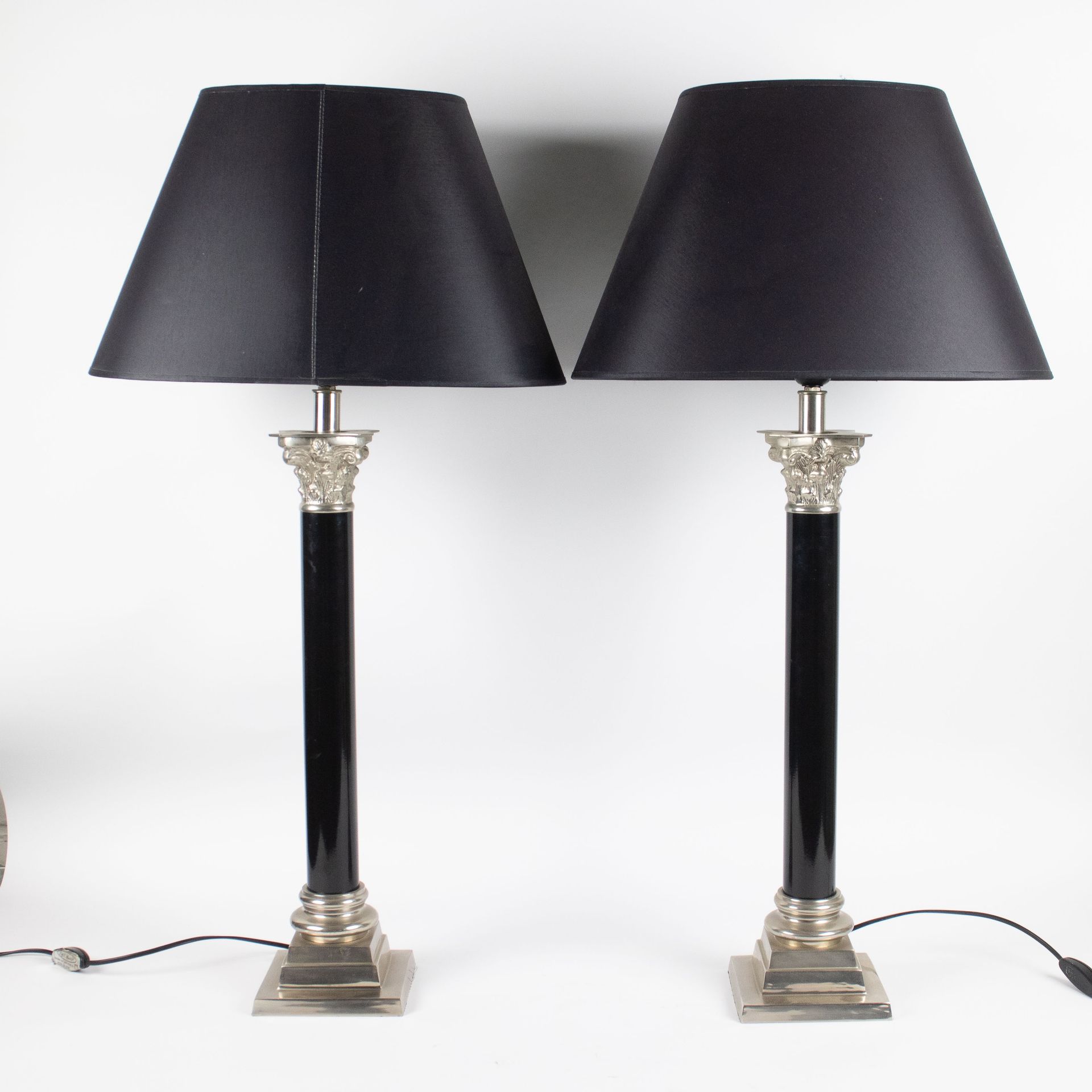 Pair of lamps style Empire Een koppel lampadaires in Empirestijl.
H 86 cm