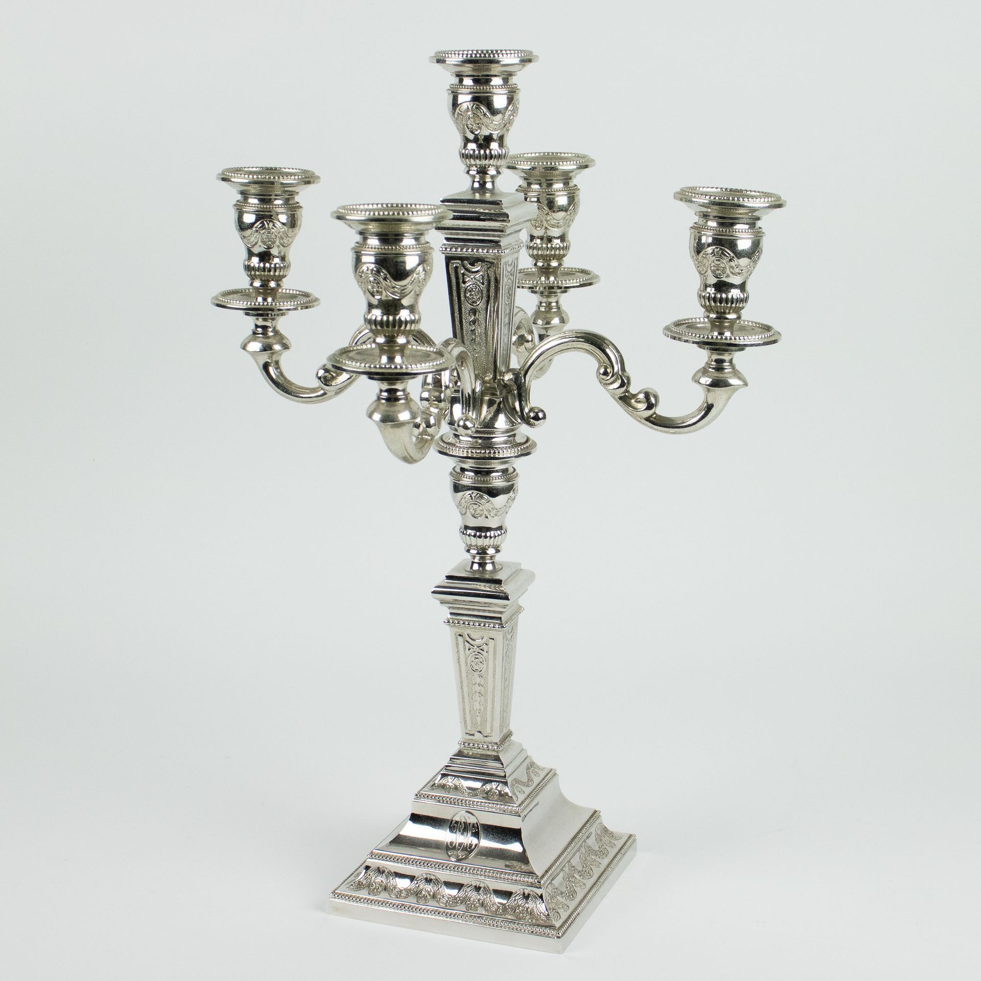 Silver candlestick with 5 arms Zilveren kandelaar met 5 armen.
H 41.5 cm