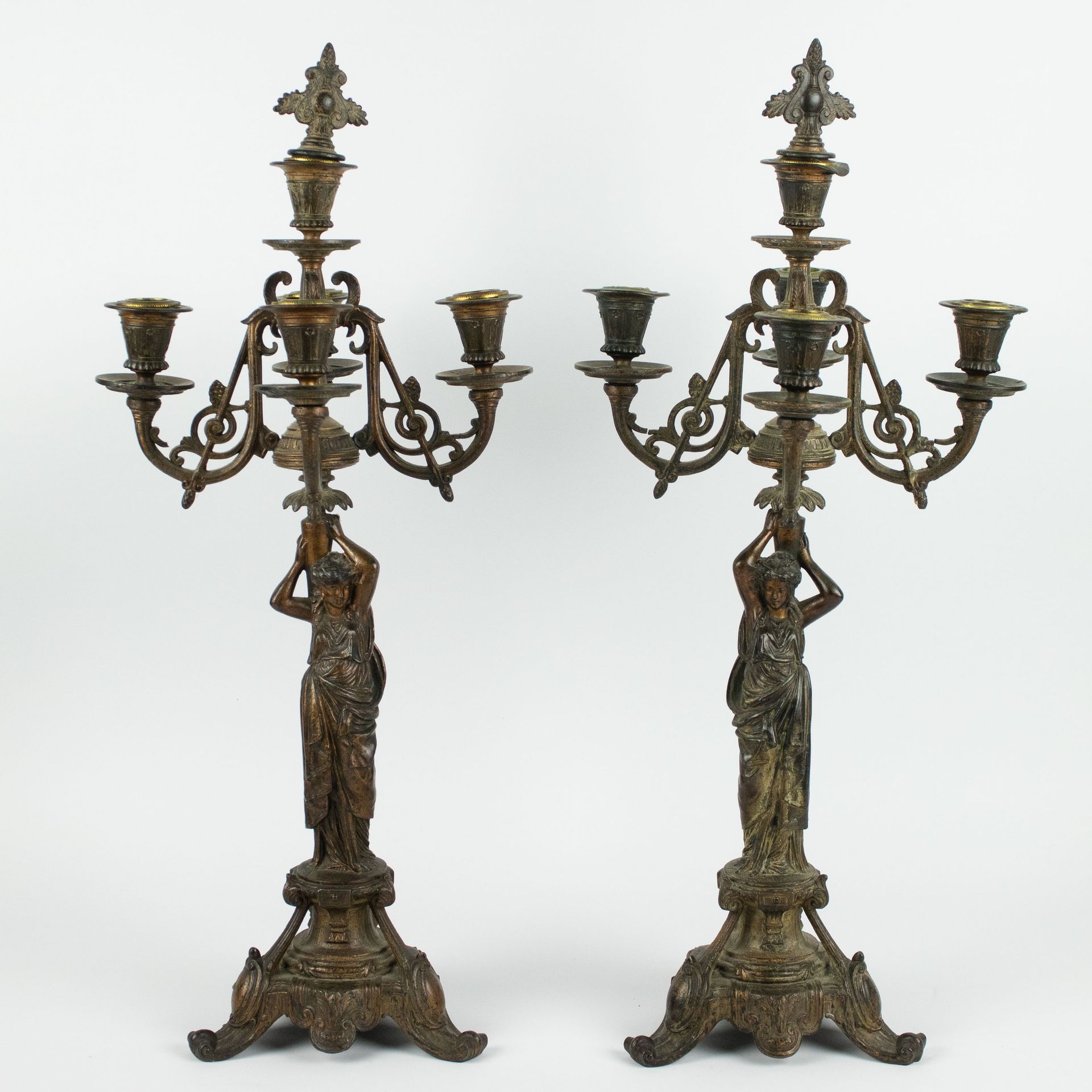 Couple of candlesticks with pillars as a caryatid Bandeja de vidrio con caracol.&hellip;