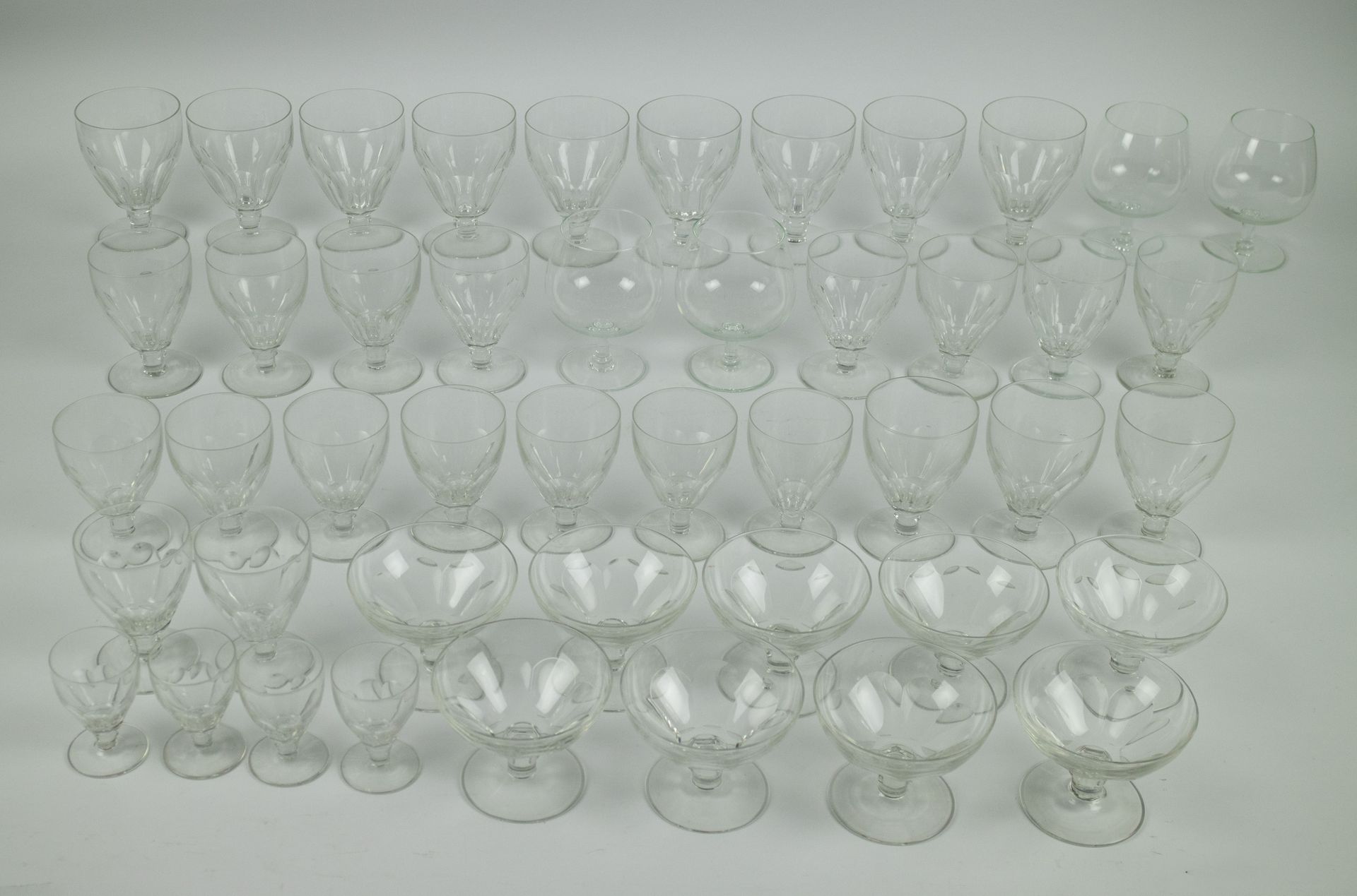 Val Saint Lambert, a collection of crystal glasses Eine große Menge Val Saint La&hellip;