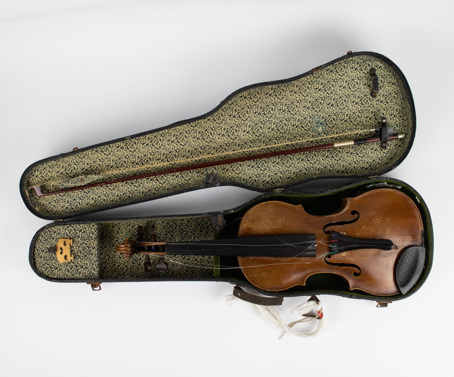 Violin with case and bow Etichetta Jacobus Stainer.Viool met kist en strijkstok.&hellip;