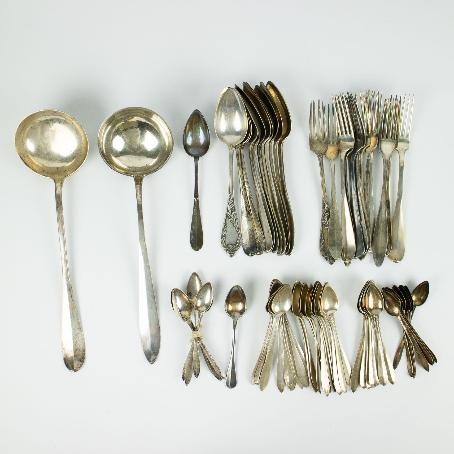 A Collection of Silver Cutlery 2 Schöpfkellen, Kaffeelöffel, Gabeln, Gewicht: 20&hellip;