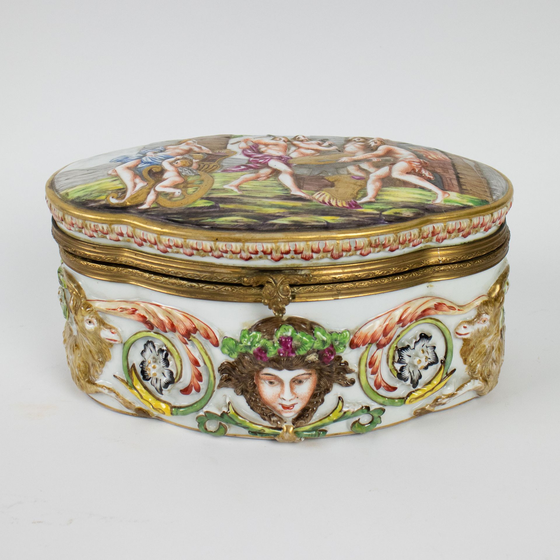 Porcelain jewelery box Capo di Monti Porseleinen juwelendoos, gemerkt Capo di Mo&hellip;