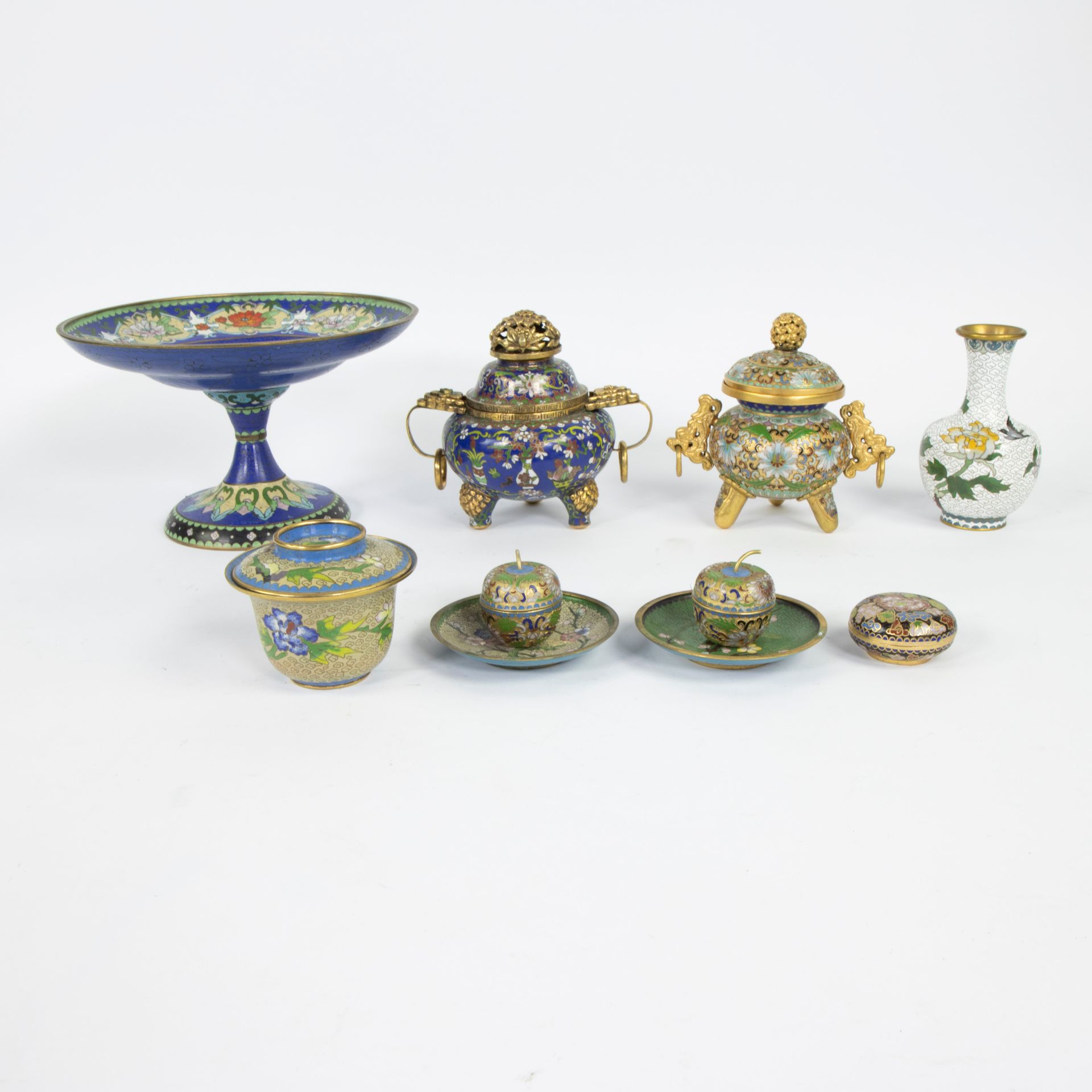 Null Collection of cloisonné, coupe, lidded jars, vase and dishes
Collection of &hellip;