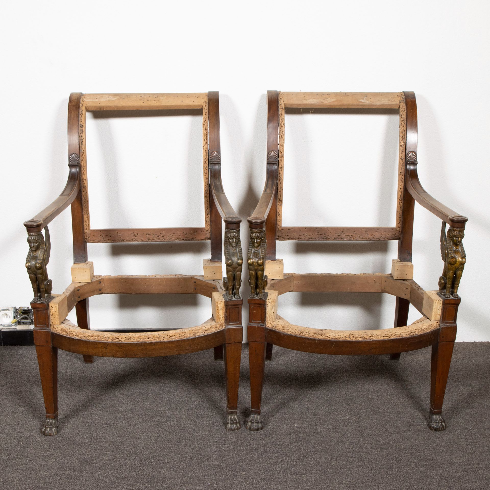 Null 
2 wooden frames of armchairs with wooden sphinxes Consulat, from the perio&hellip;