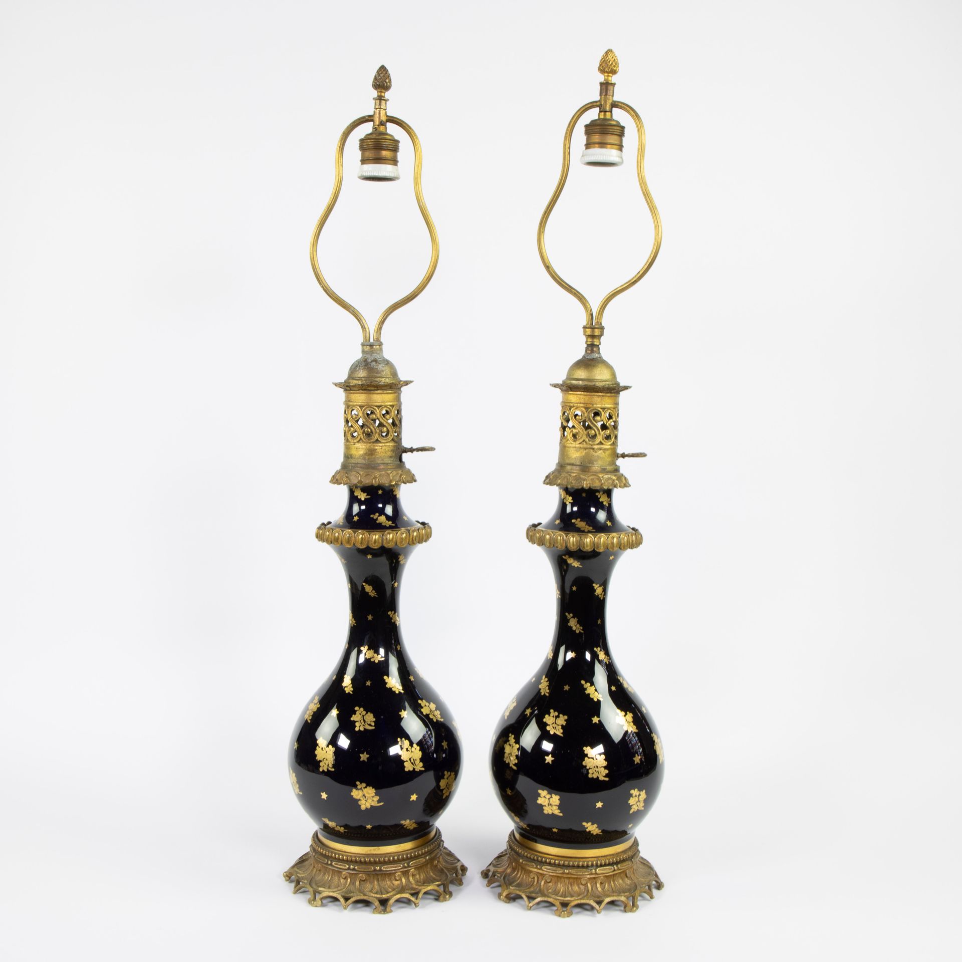 Null Pair of oil lamps cobalt blue with brass frames, Sèvres style
Pair of oil l&hellip;