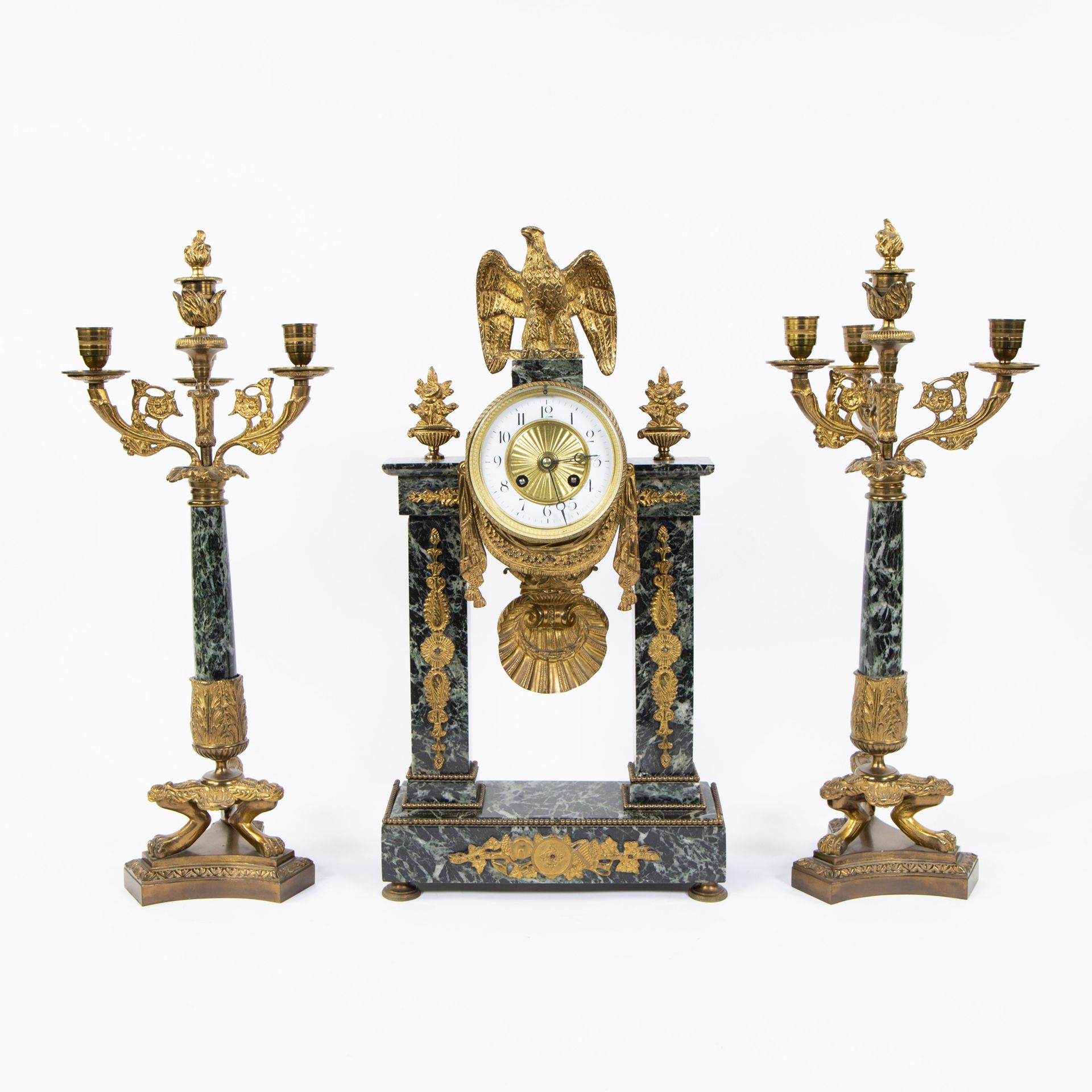 Null Reloj de columna de mármol verde veteado francés decorado con águila y 2 ca&hellip;