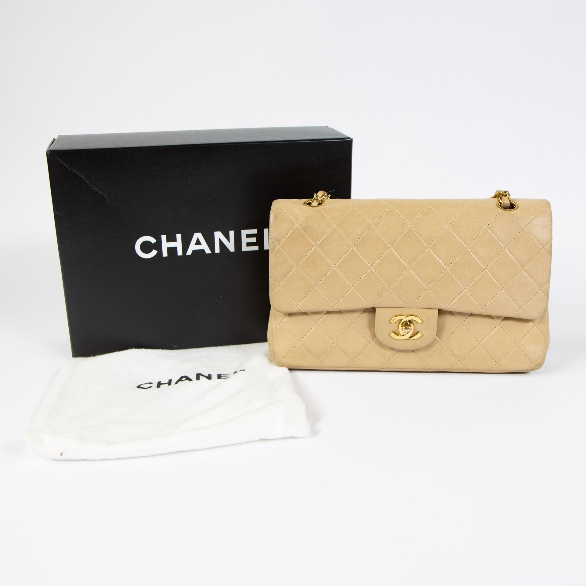 Null Chanel modèle vintage 2.55 cuir de veau beige avec sac et boîte d'origine
C&hellip;