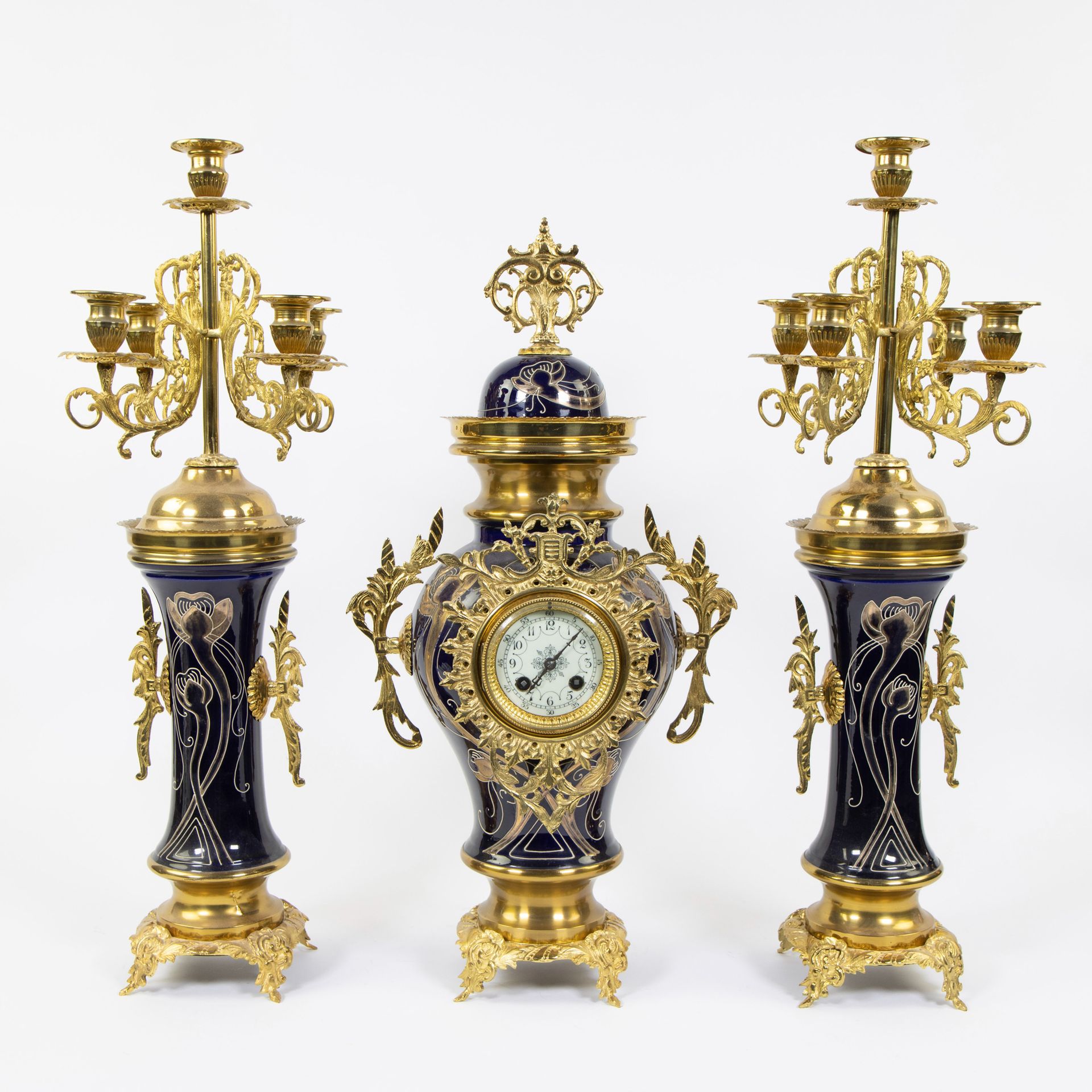 Null 三件装饰有风格化的鞭子图案和镀金铜，烛台有5个照明点，约1900年
Driedelige faience garnituur versierd met&hellip;