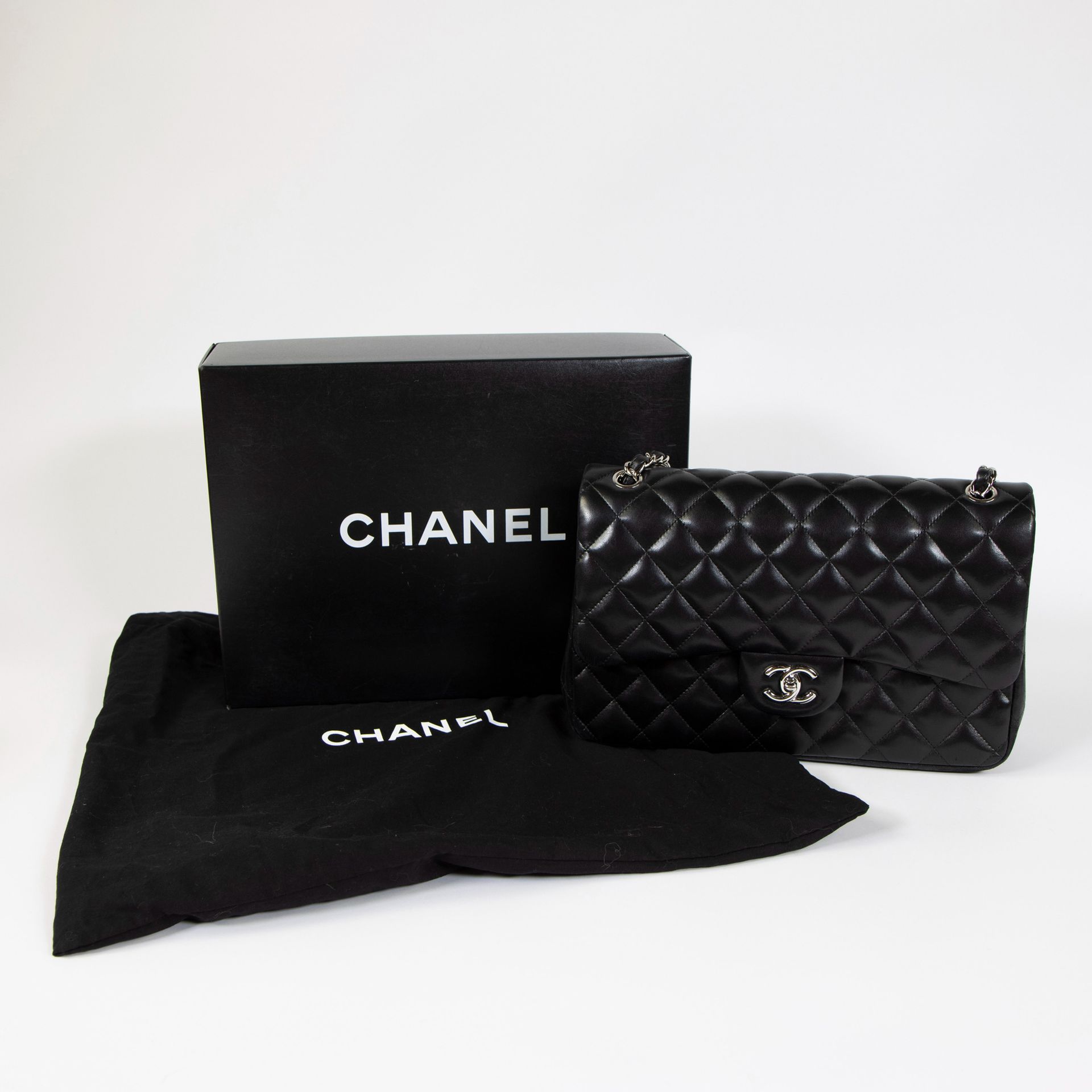 Null 
Chanel modèle 2.55 fabriqué à partir de peau d'agneau en noir avec sac et &hellip;
