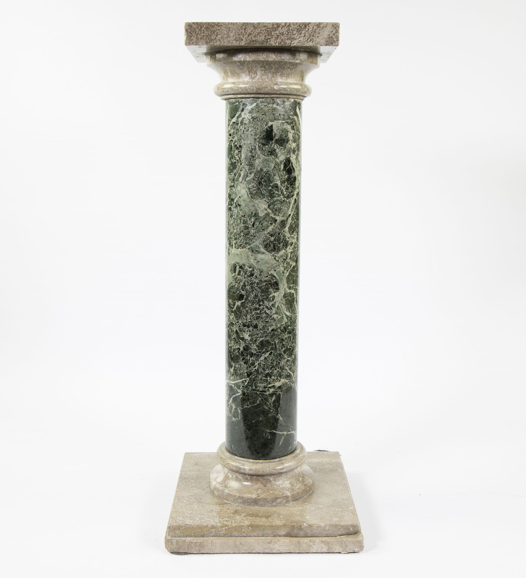 Null Piedistallo con colonna in marmo verde venato e base e capitello beige
Piëd&hellip;