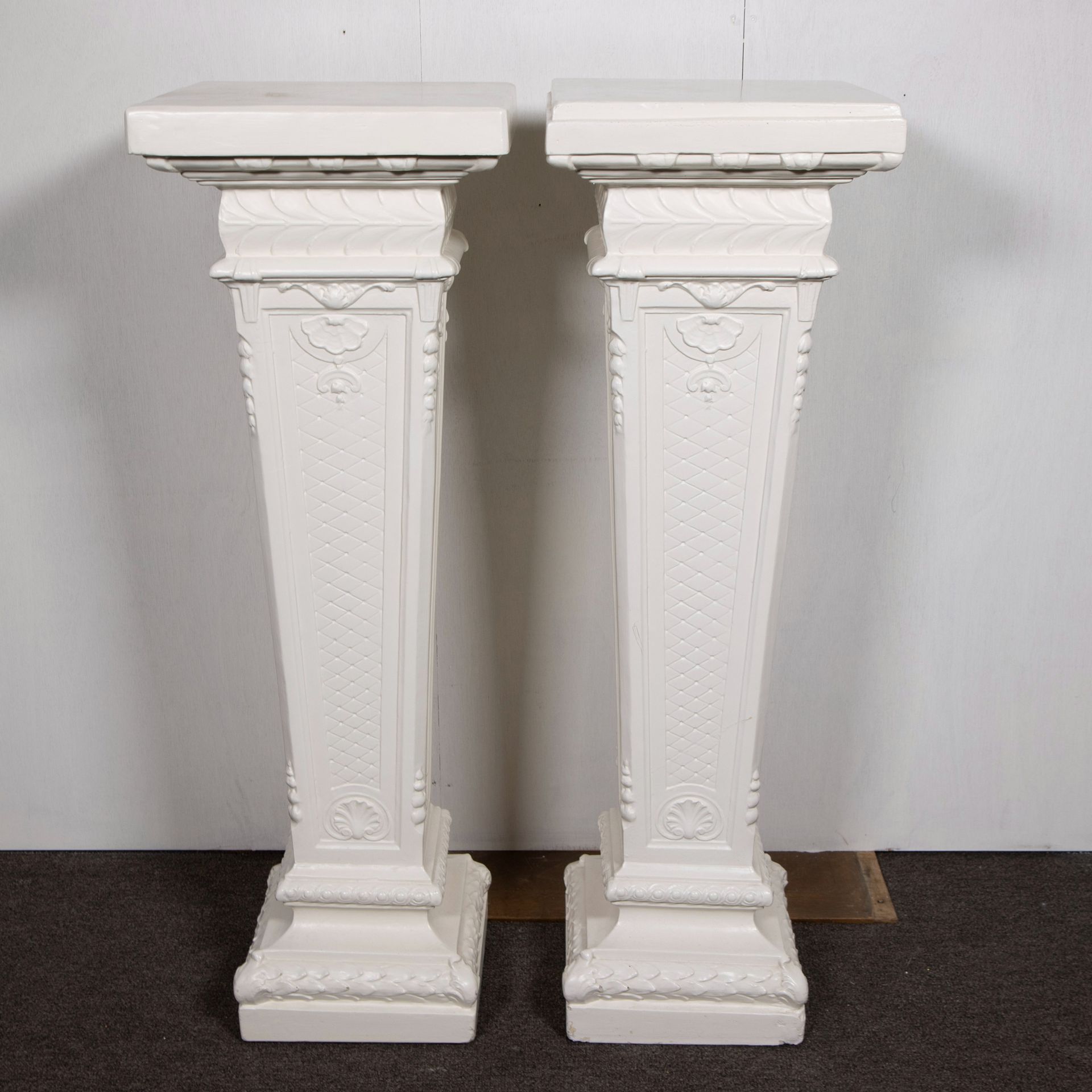 Null 白色石膏材质的情侣座
Koppel piëdestalles in wit gepatineerd gips
H 107.5 cm