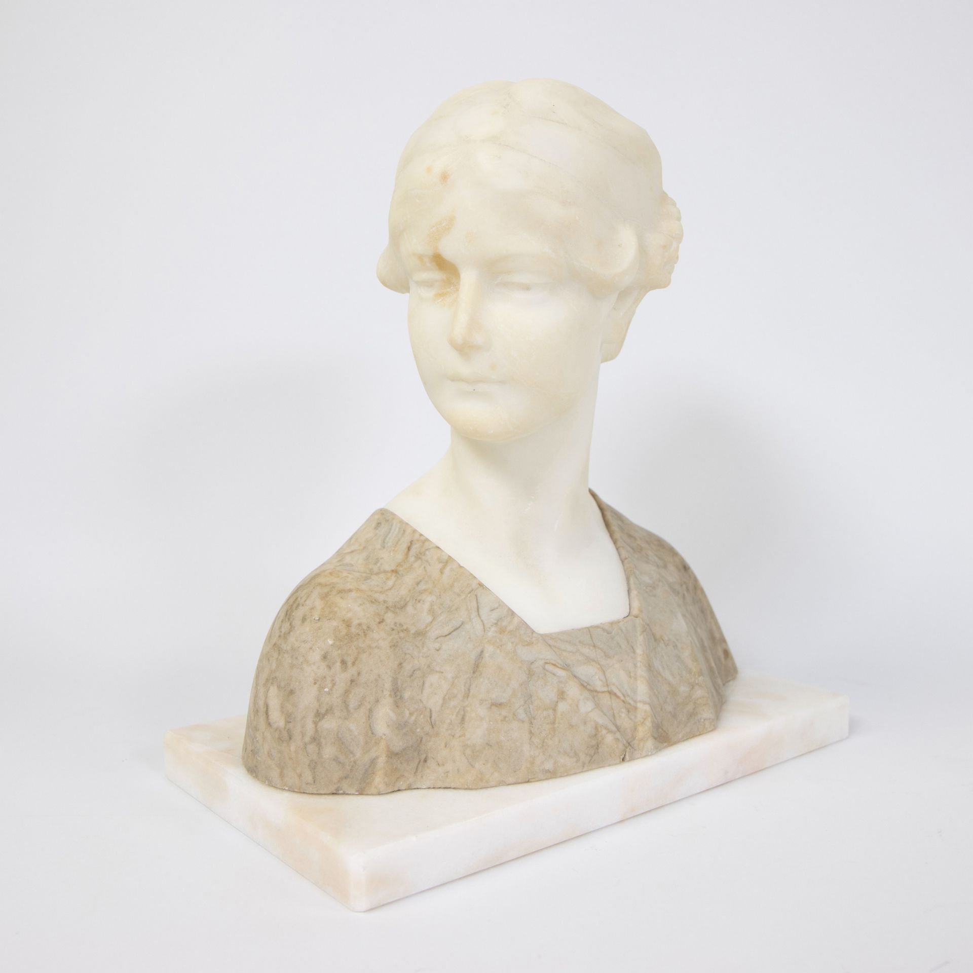 Null 约1900年雪花石女性半身像
Damesbuste in albast ca 1900
H 27 cm