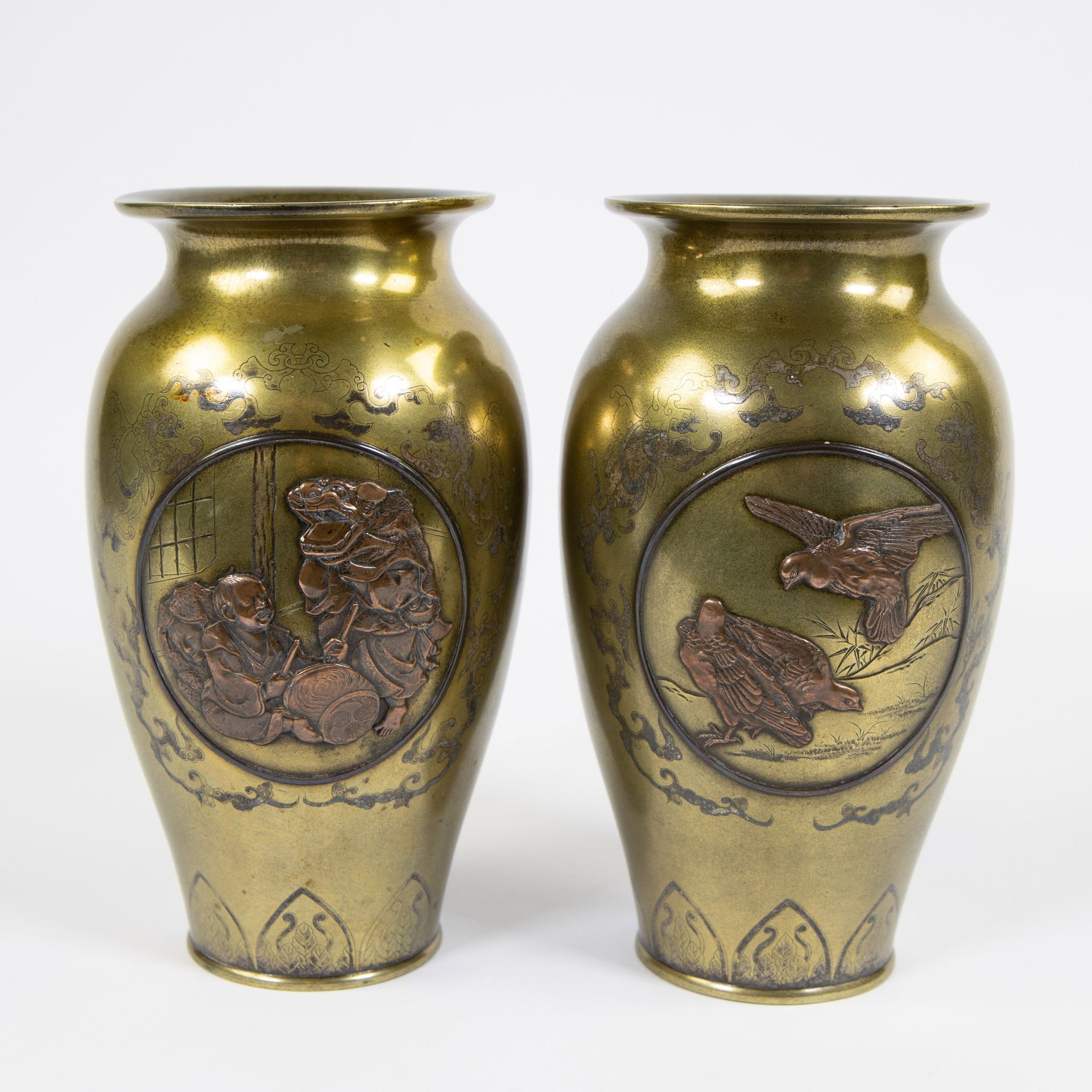 Null Coppia di vasi giapponesi in ottone con decorazione in rame, ca 1900
Koppel&hellip;