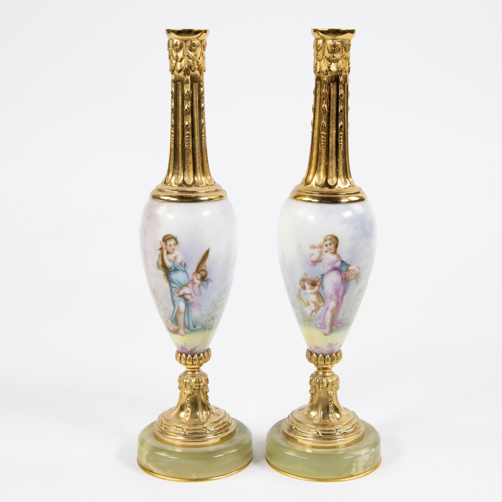Null Sèvres风格的彩绘瓷器和镀金青铜的onix脚
Koppel soliflore vaasjes met beschilderd porselein&hellip;