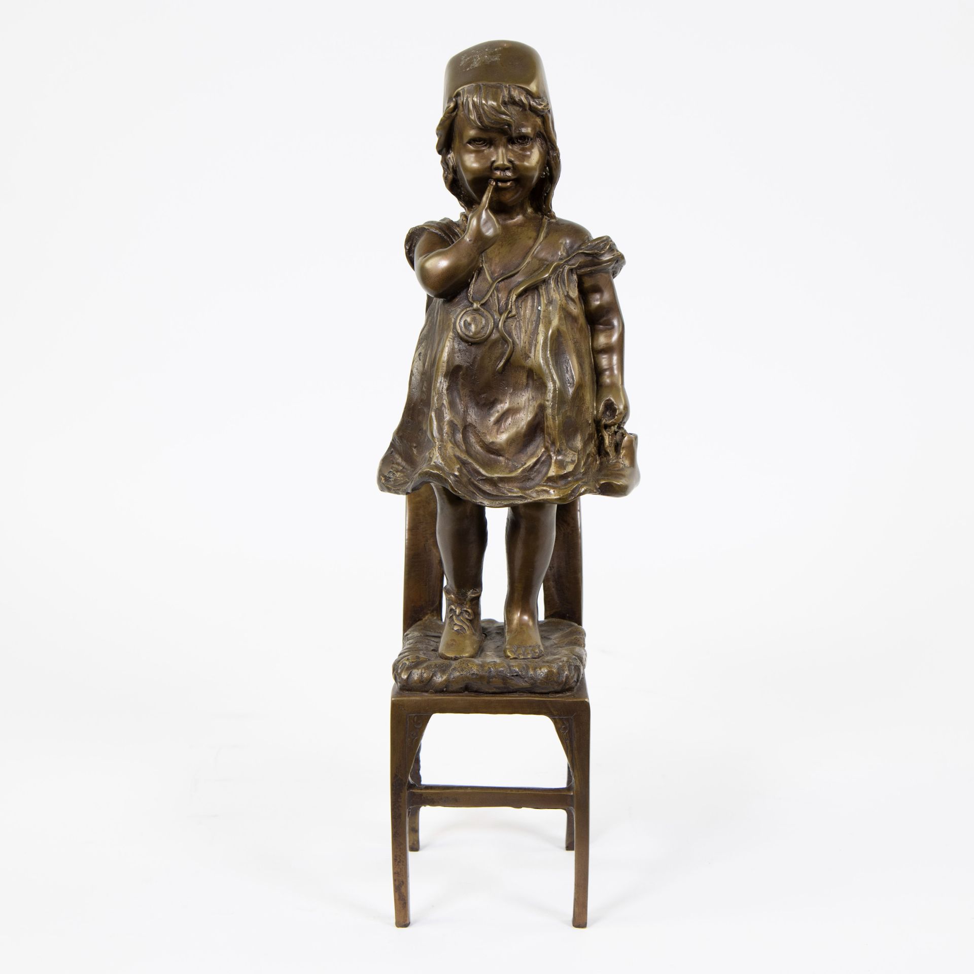 Null 椅子上的淘气女孩的棕色铜器，仿照胡安-克拉拉的作品，签名为Mene
Bruingepatineerd brons van een ondeugend &hellip;