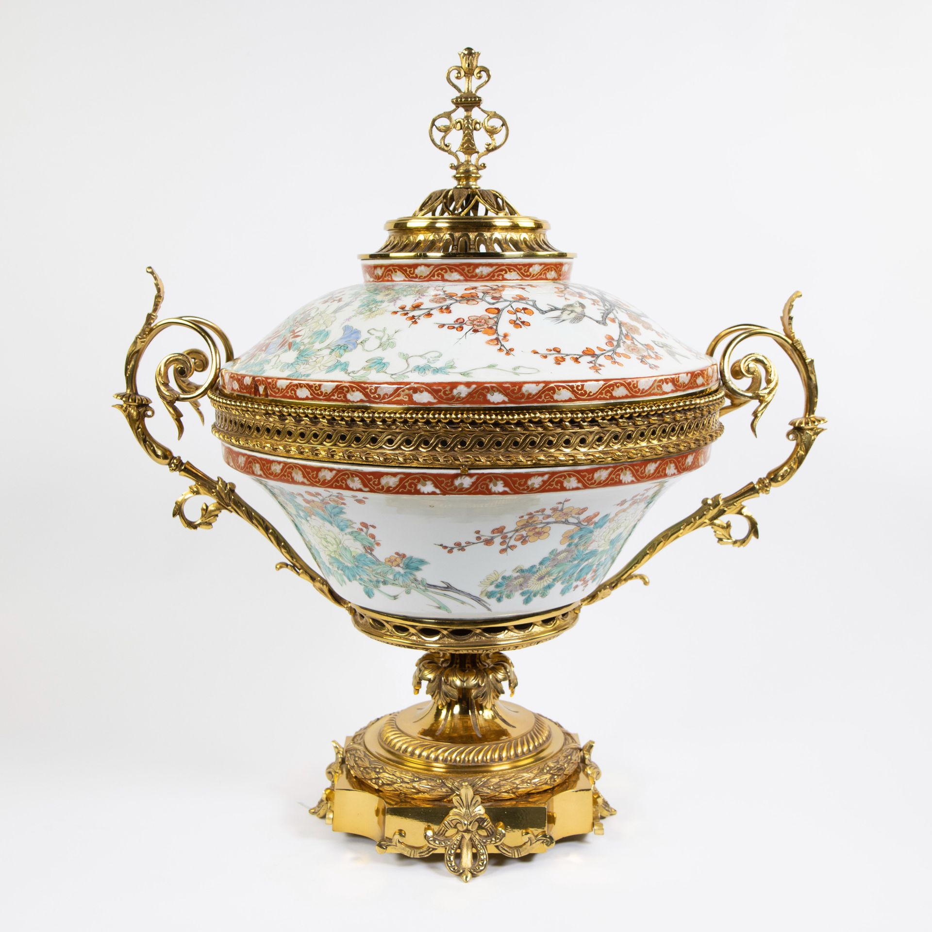 Null Imposante soupière/table en porcelaine sur une base dorée au feu, décorée d&hellip;