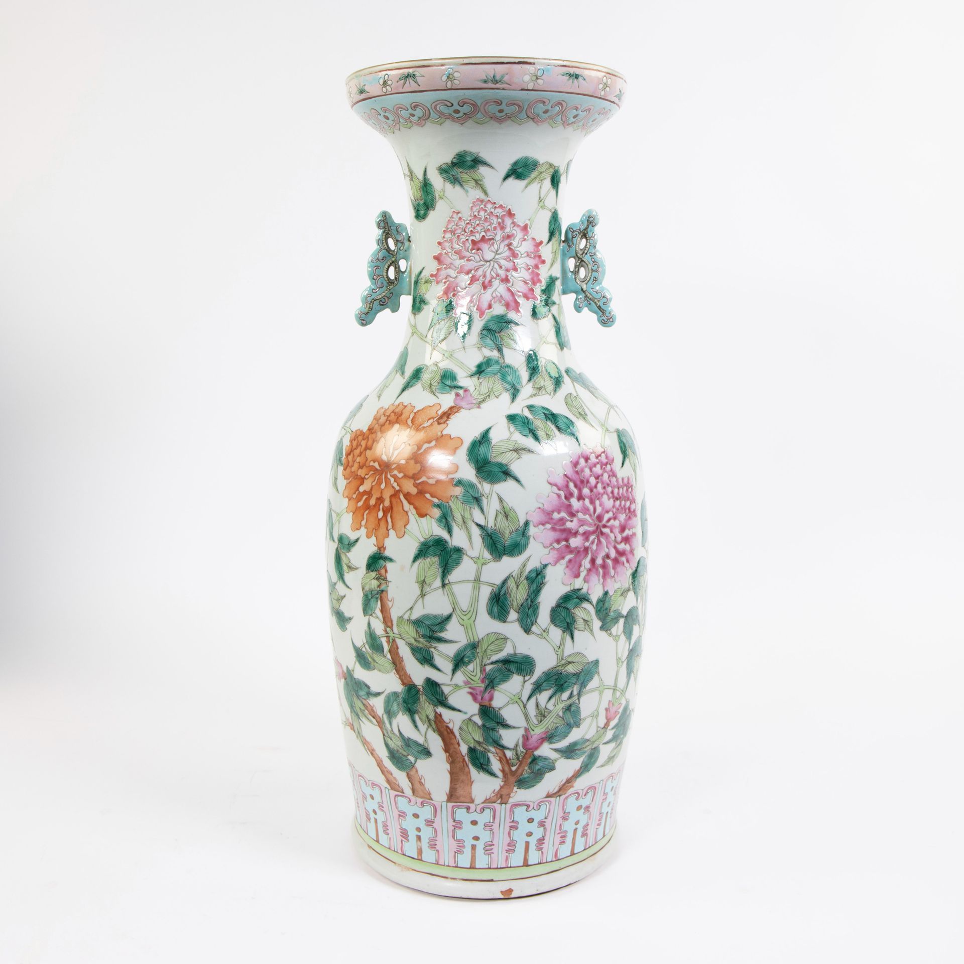 Null Vase de la famille rose chinoise avec des papillons et des fleurs, 19e sièc&hellip;