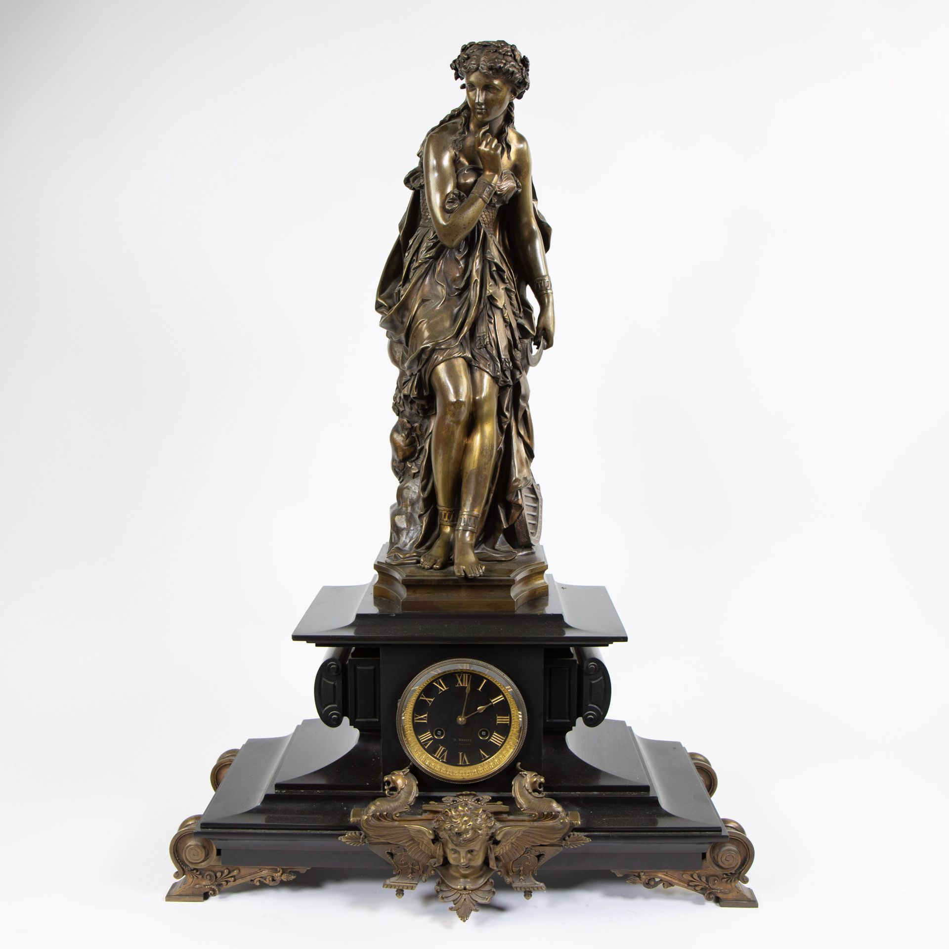 Null 拿破仑三世时期的黑色大理石时钟，由安特卫普的H.Kreitz制作，带有19世纪亨利-艾蒂安-杜麦格的铜像，签名：
Napoleon III-perio&hellip;