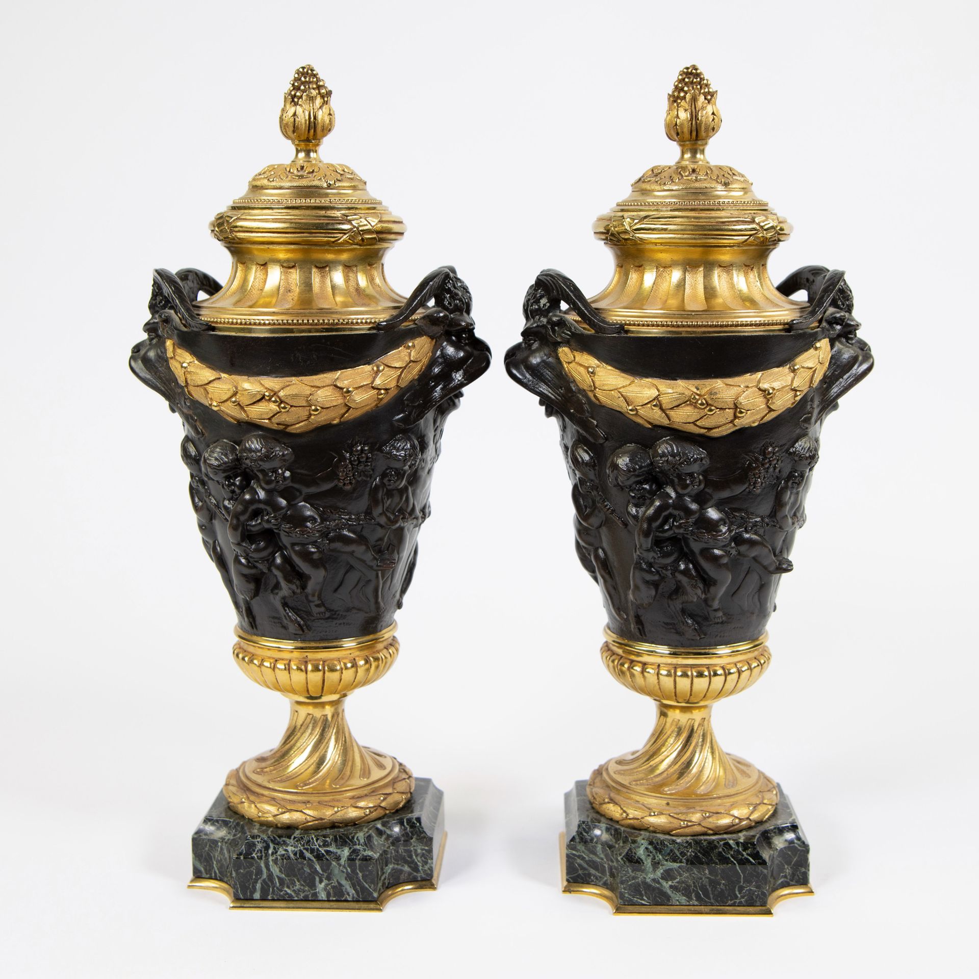 Null Paire de vases à couvercle en bronze doré et patiné foncé décorés de têtes &hellip;
