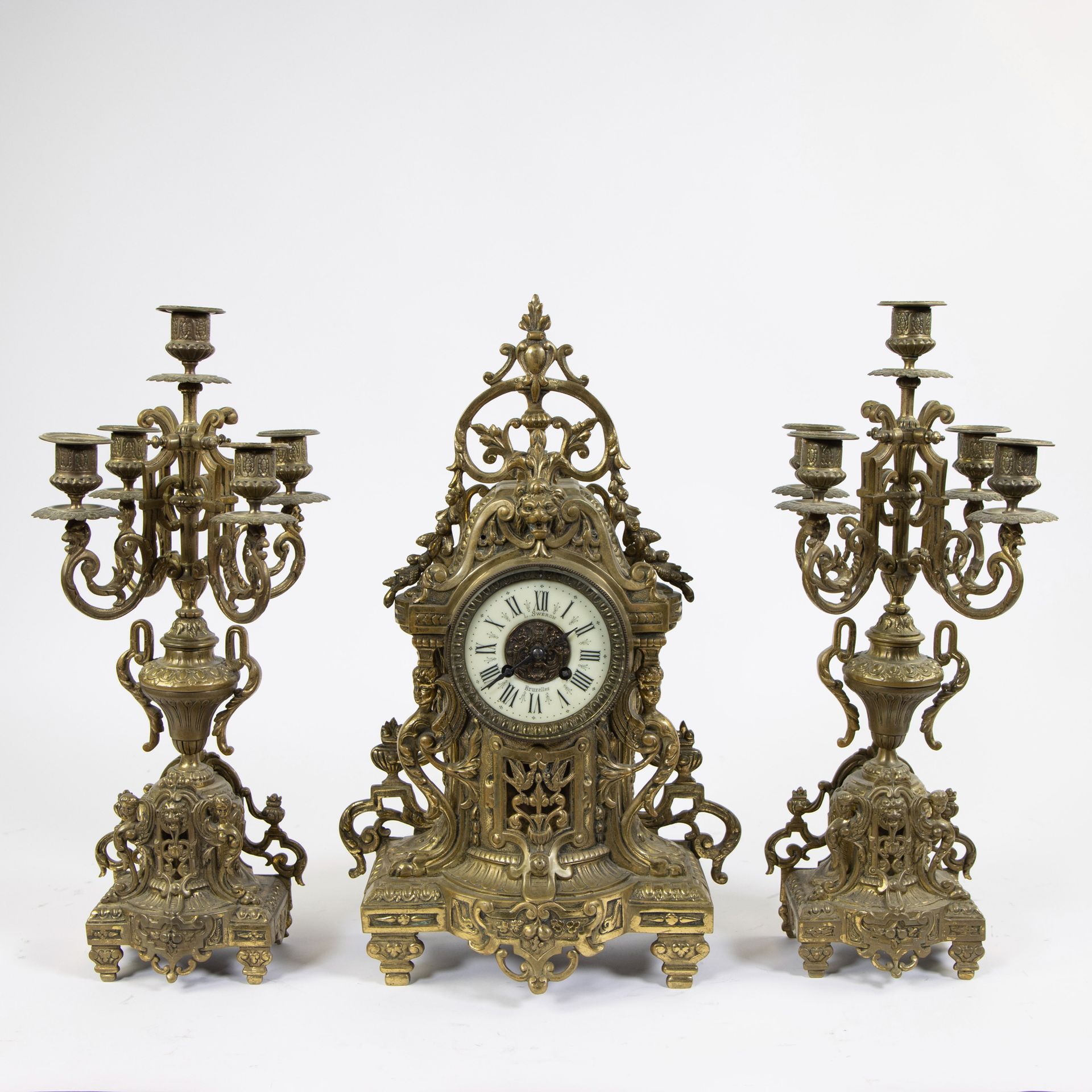 Null 一套拿破仑三世风格的黄铜钟，包括一个壁炉钟和两个四臂烛台，表盘上标有L. Sweron Bruxelles。
Een messingen klokst&hellip;