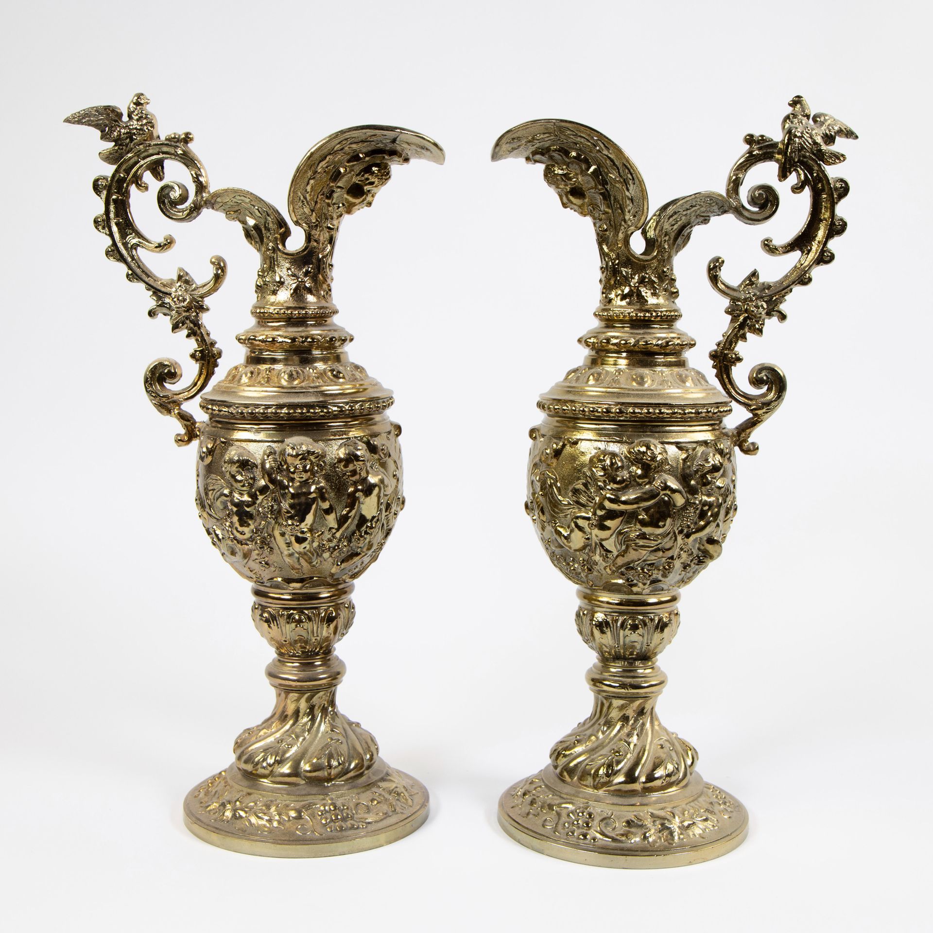 Null Pair of decorative Napoleon III pitchers in gilt brass decorated with playi&hellip;
